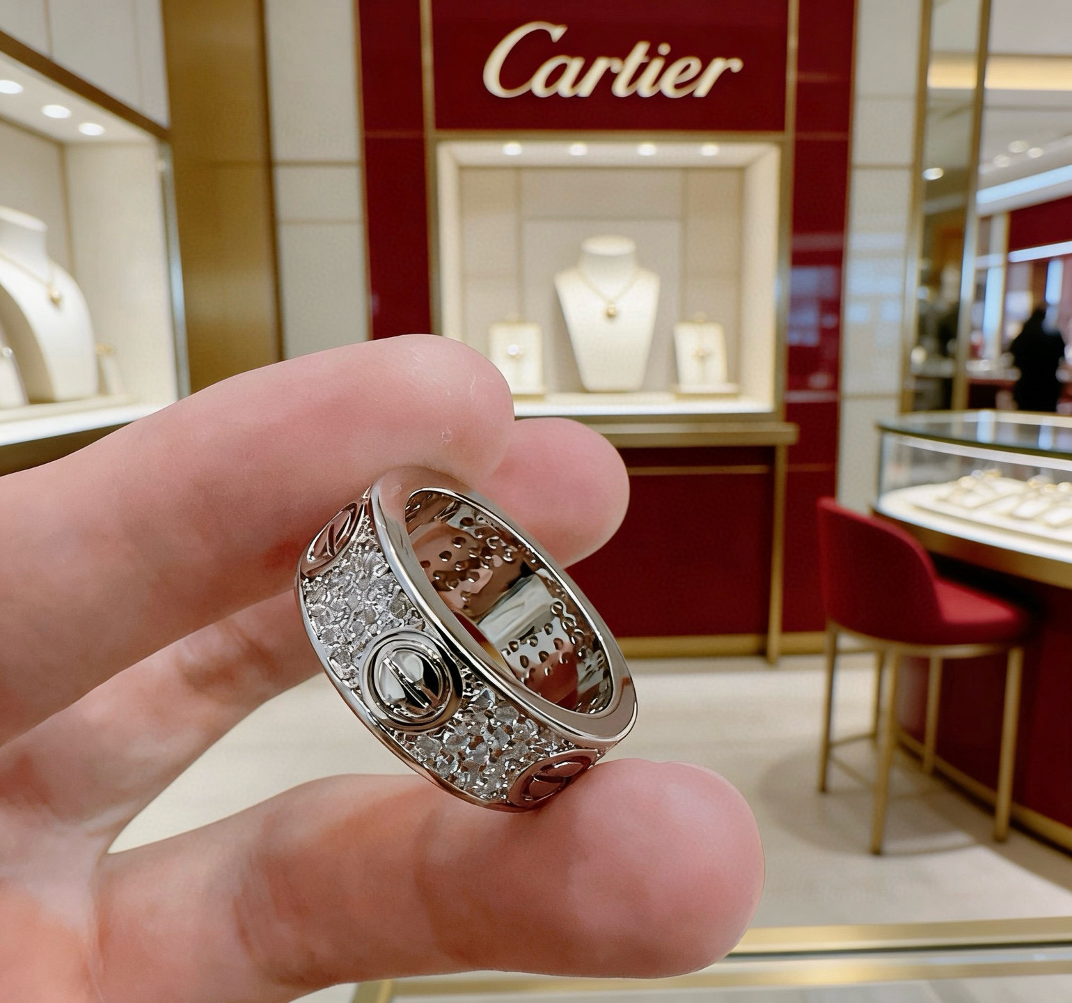 Cartier 新款带钻卡地亚戒指V金材质系列 品相完美 细节无敌 那种独特的色泽完全无可挑剔 再缀以 指环外形设计