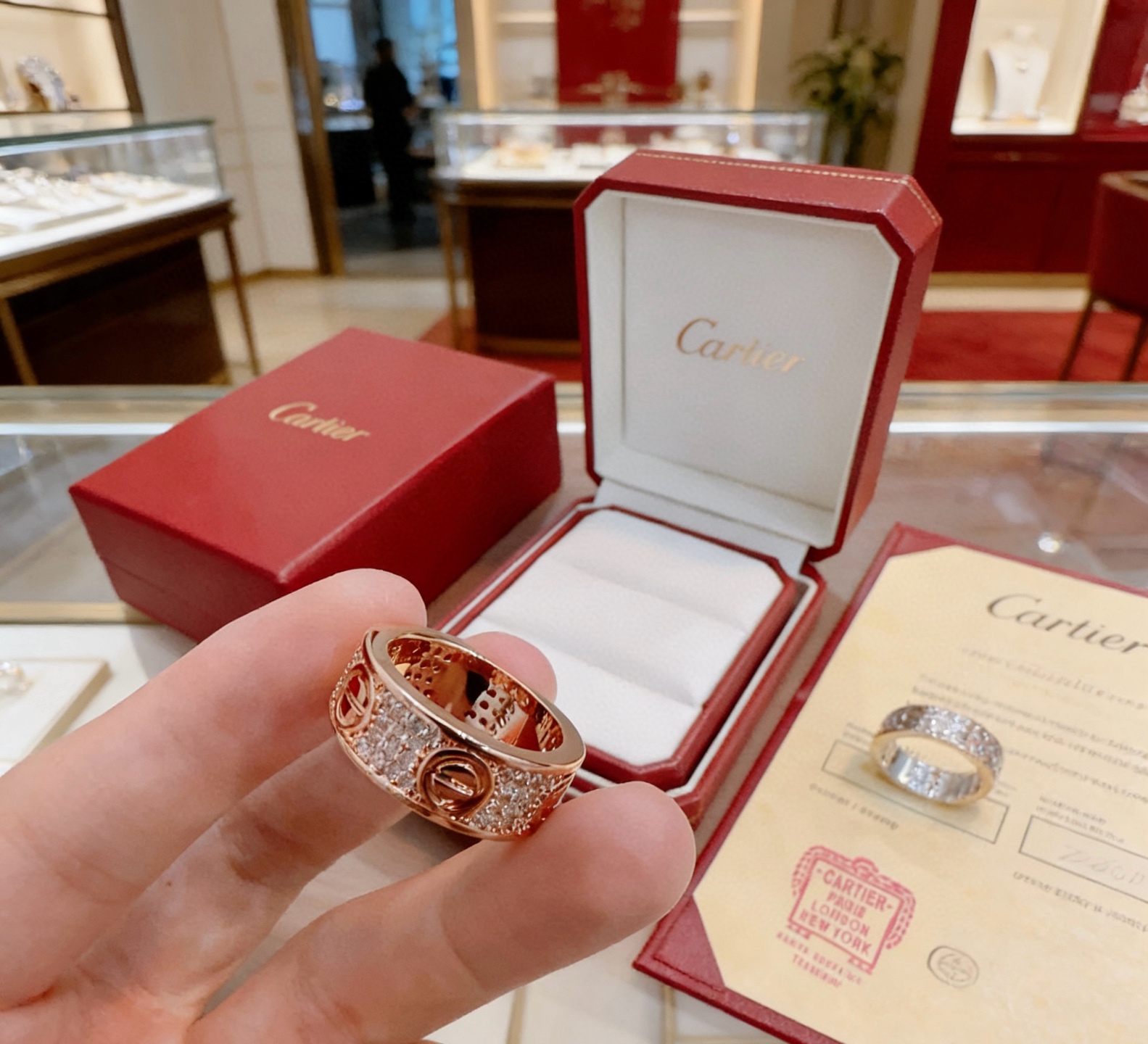 Cartier 新款带钻卡地亚戒指V金材质系列 品相完美 细节无敌 那种独特的色泽完全无可挑剔 再缀以 指环外形设计