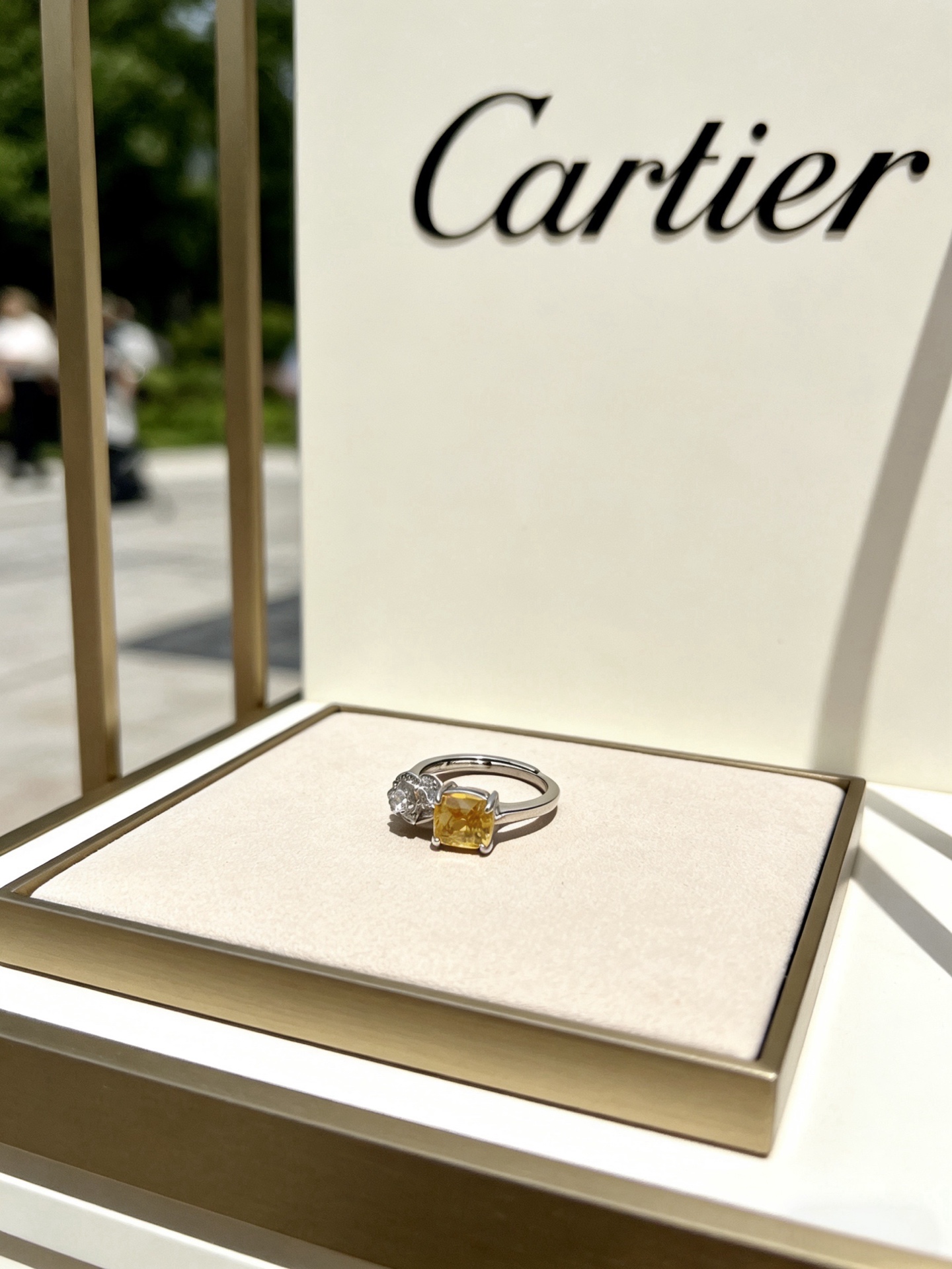 Cartier 卡地亚戒指V金材质系列 品相完美 细节无敌 那种独特的色泽完全无可挑剔 再缀以 指环外形设计