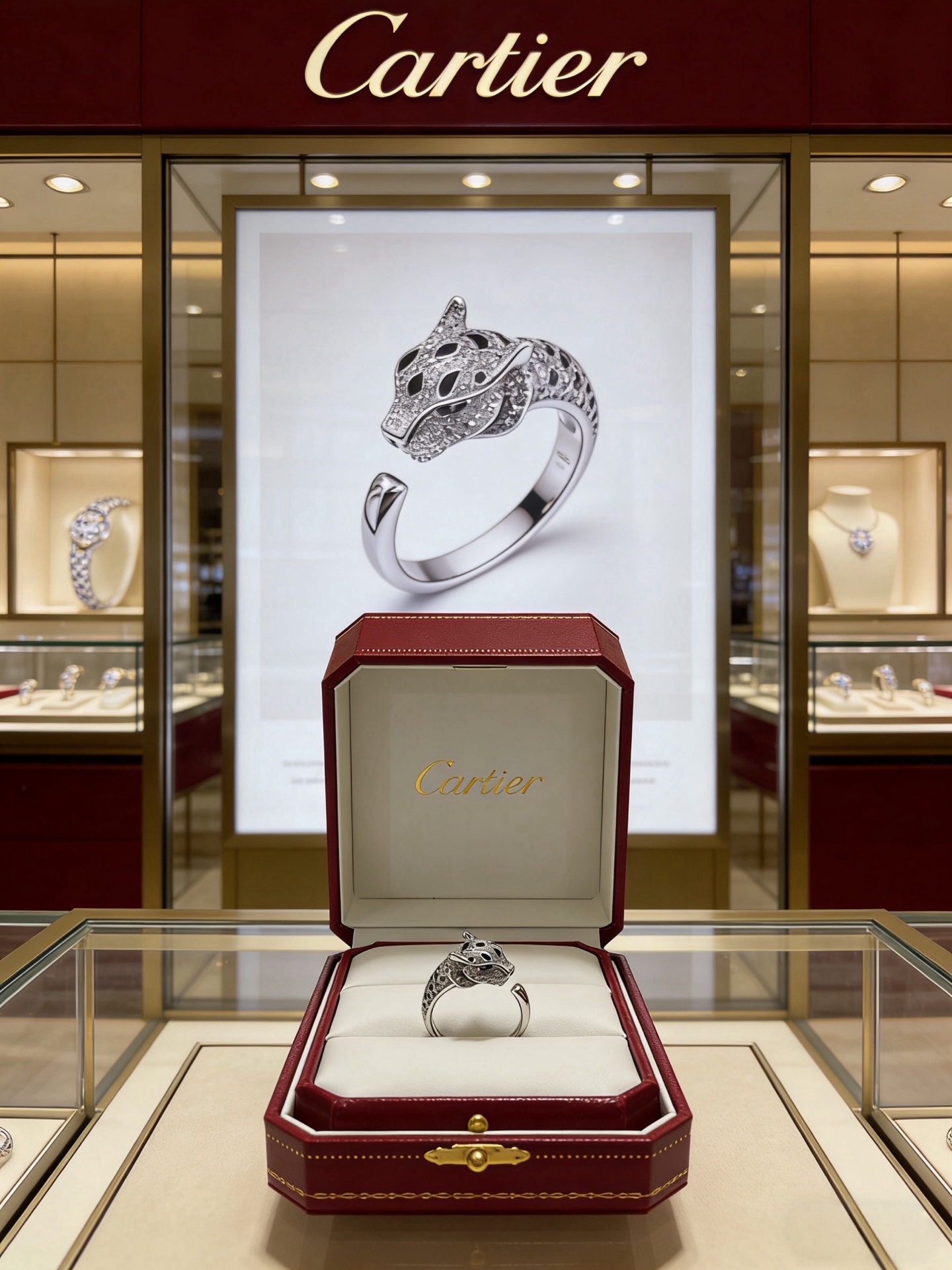 Cartier 卡地亚戒指V金材质系列 品相完美 细节无敌 那种独特的色泽完全无可挑剔 再缀以 指环外形设计