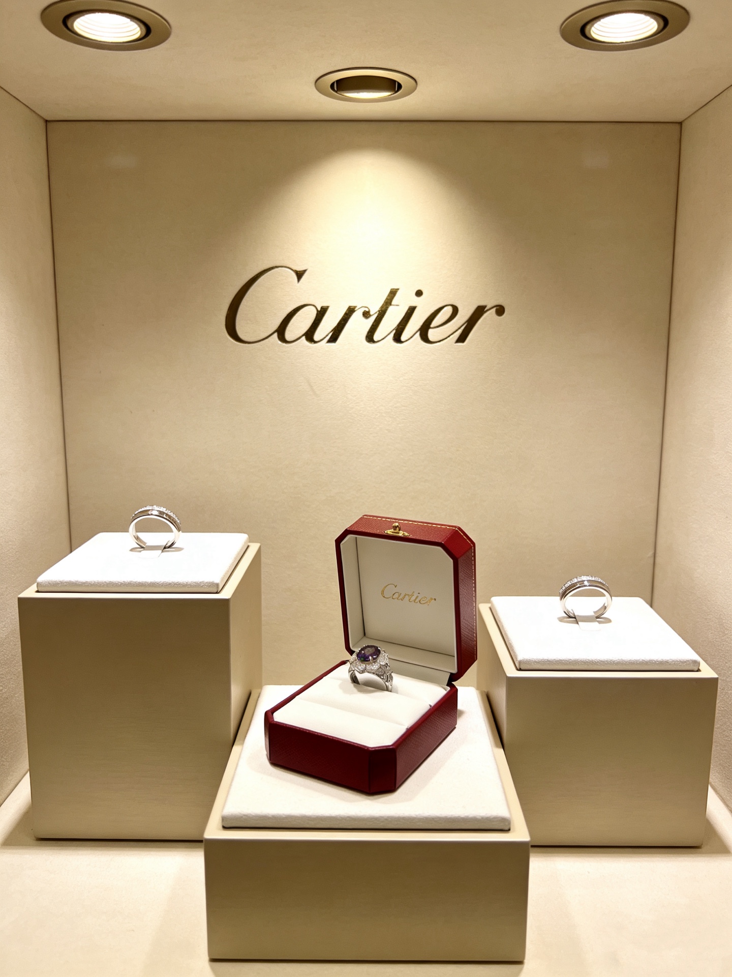 Cartier 卡地亚戒指V金材质系列 品相完美 细节无敌 那种独特的色泽完全无可挑剔 再缀以 指环外形设计