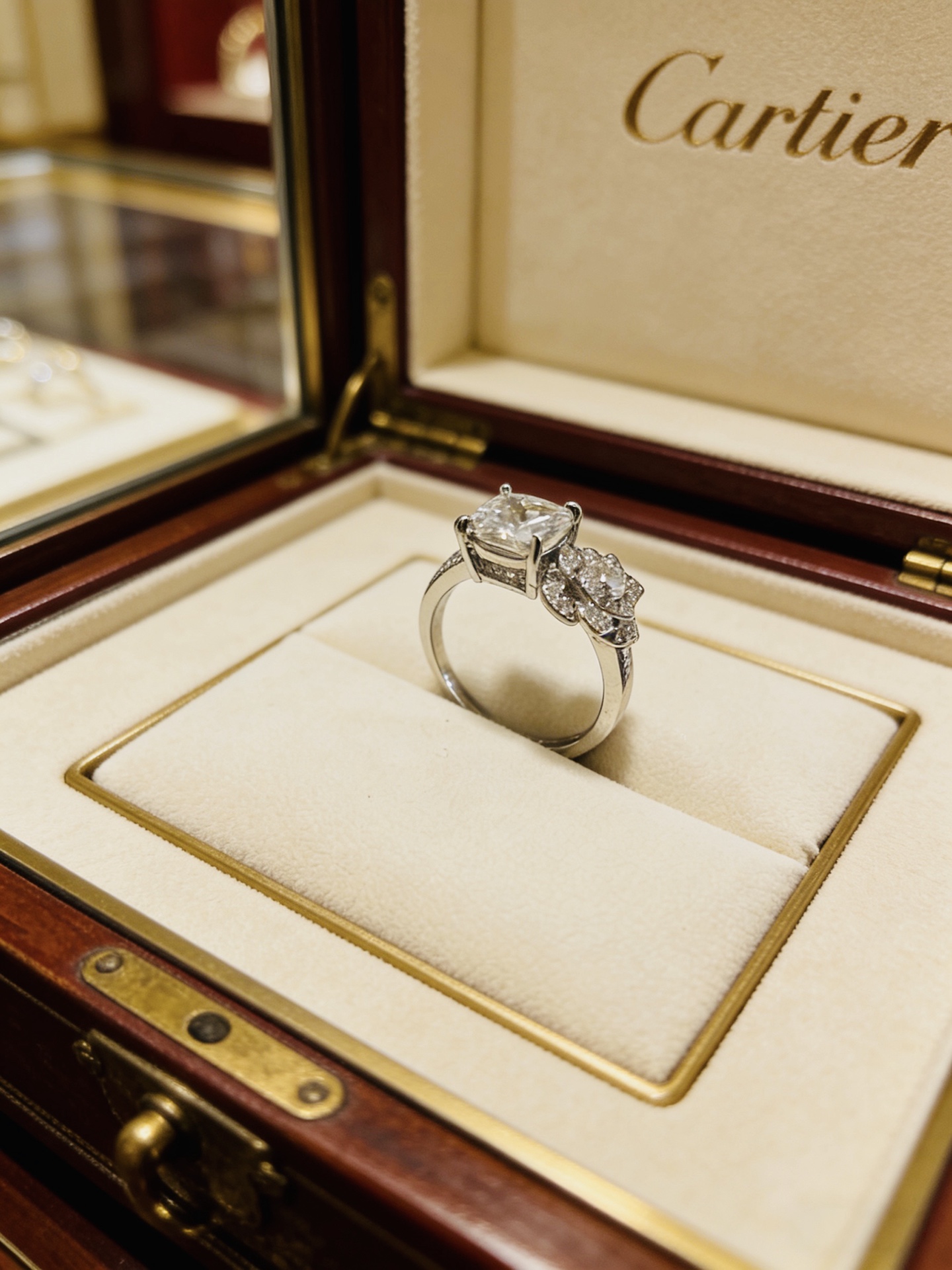 Cartier 卡地亚戒指V金材质系列 品相完美 细节无敌 那种独特的色泽完全无可挑剔 再缀以 指环外形设计