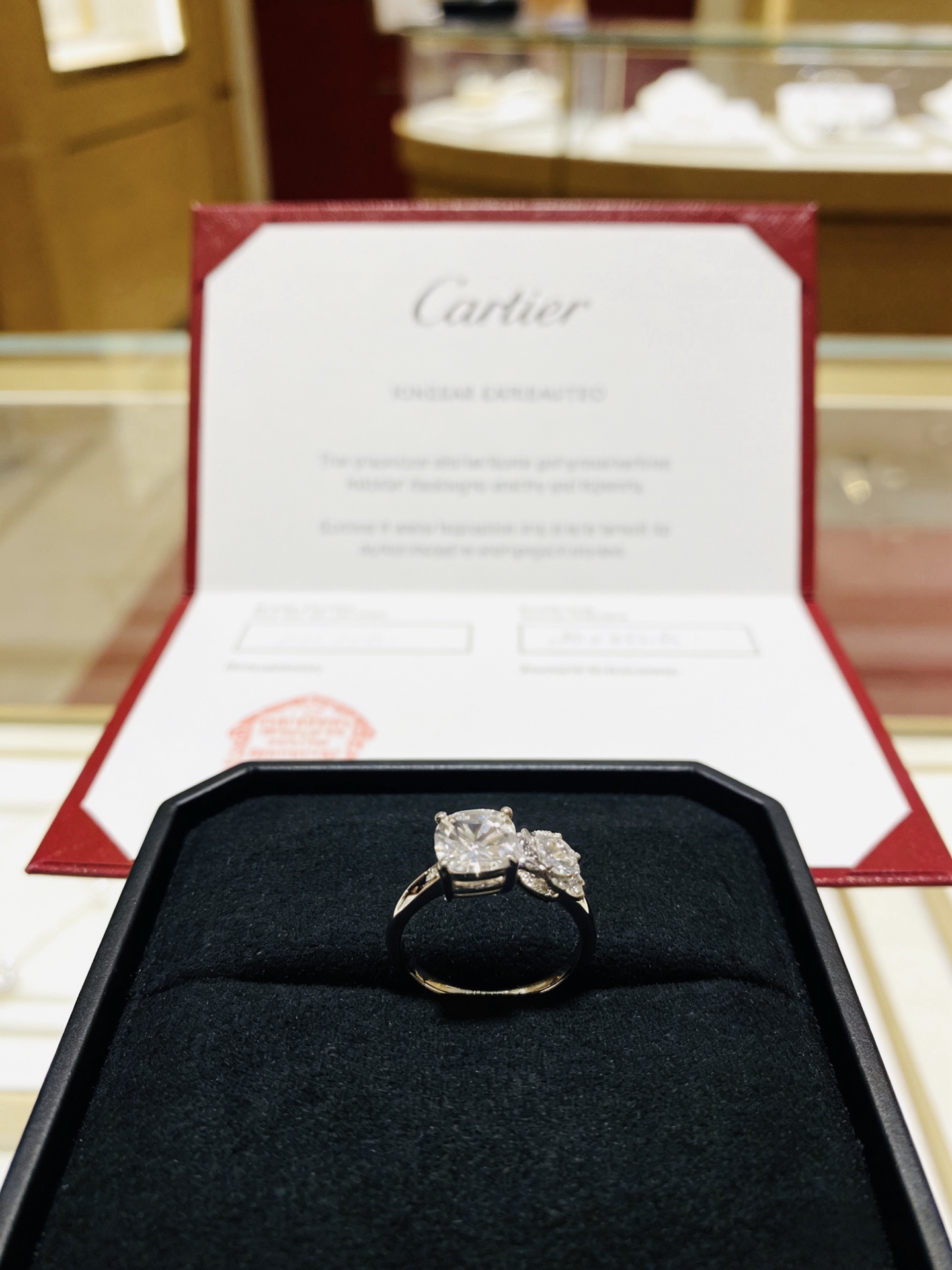 Cartier 卡地亚戒指V金材质系列 品相完美 细节无敌 那种独特的色泽完全无可挑剔 再缀以 指环外形设计