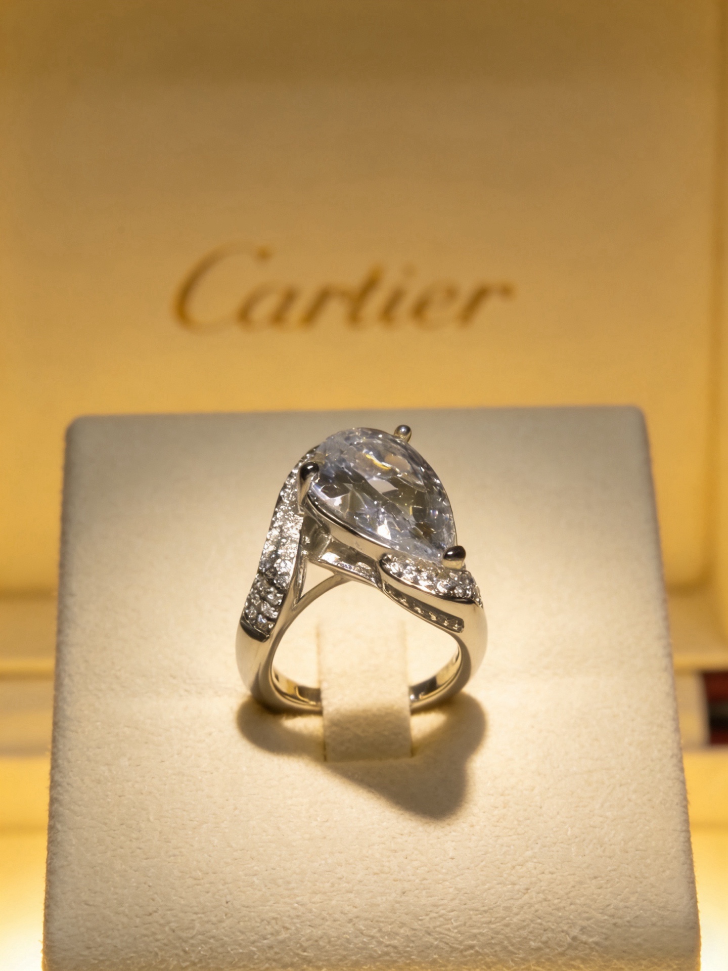 Cartier 卡地亚戒指V金材质系列 品相完美 细节无敌 那种独特的色泽完全无可挑剔 再缀以 指环外形设计