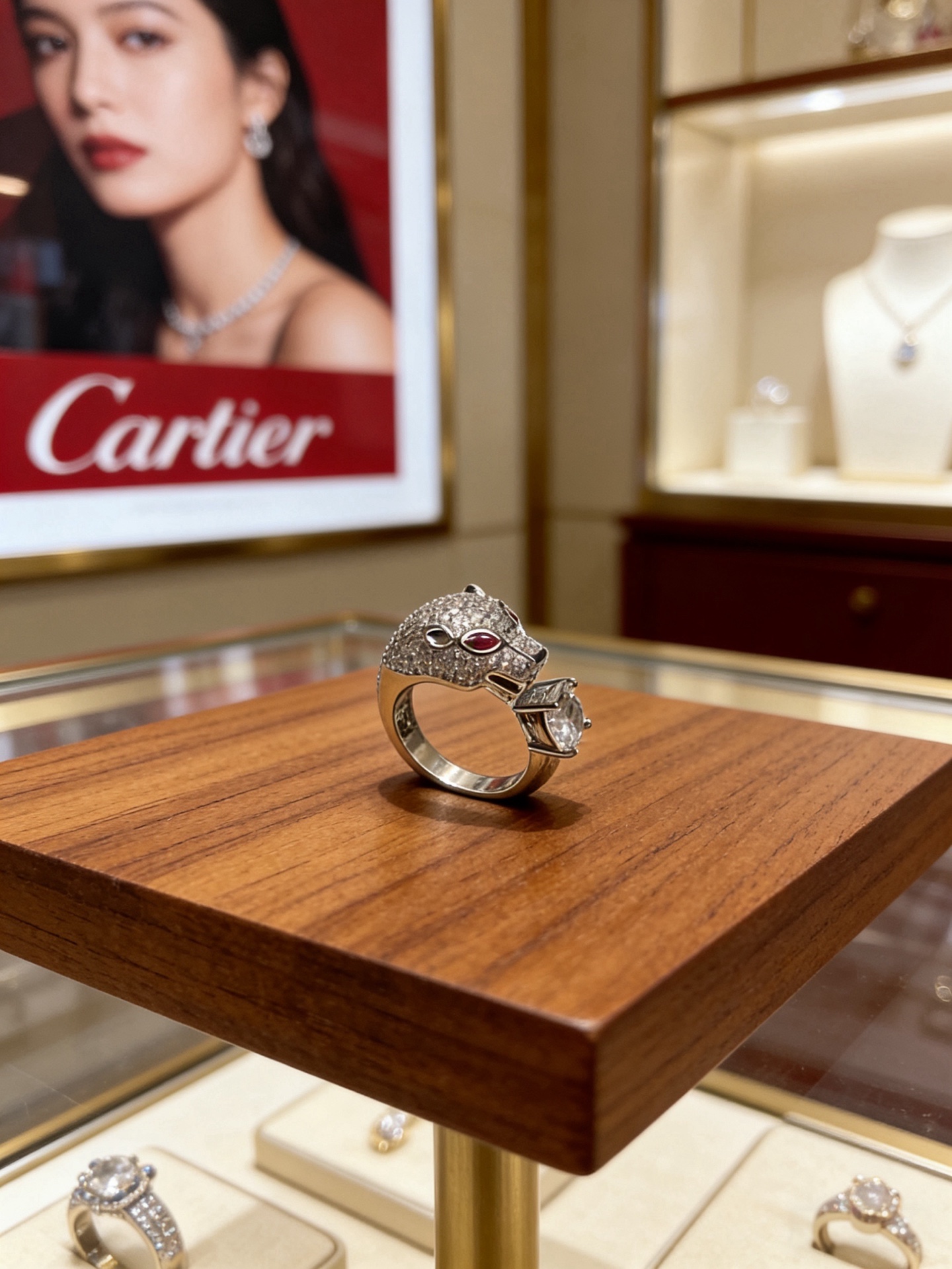 Cartier 卡地亚戒指V金材质系列 品相完美 细节无敌 那种独特的色泽完全无可挑剔 再缀以 指环外形设计
