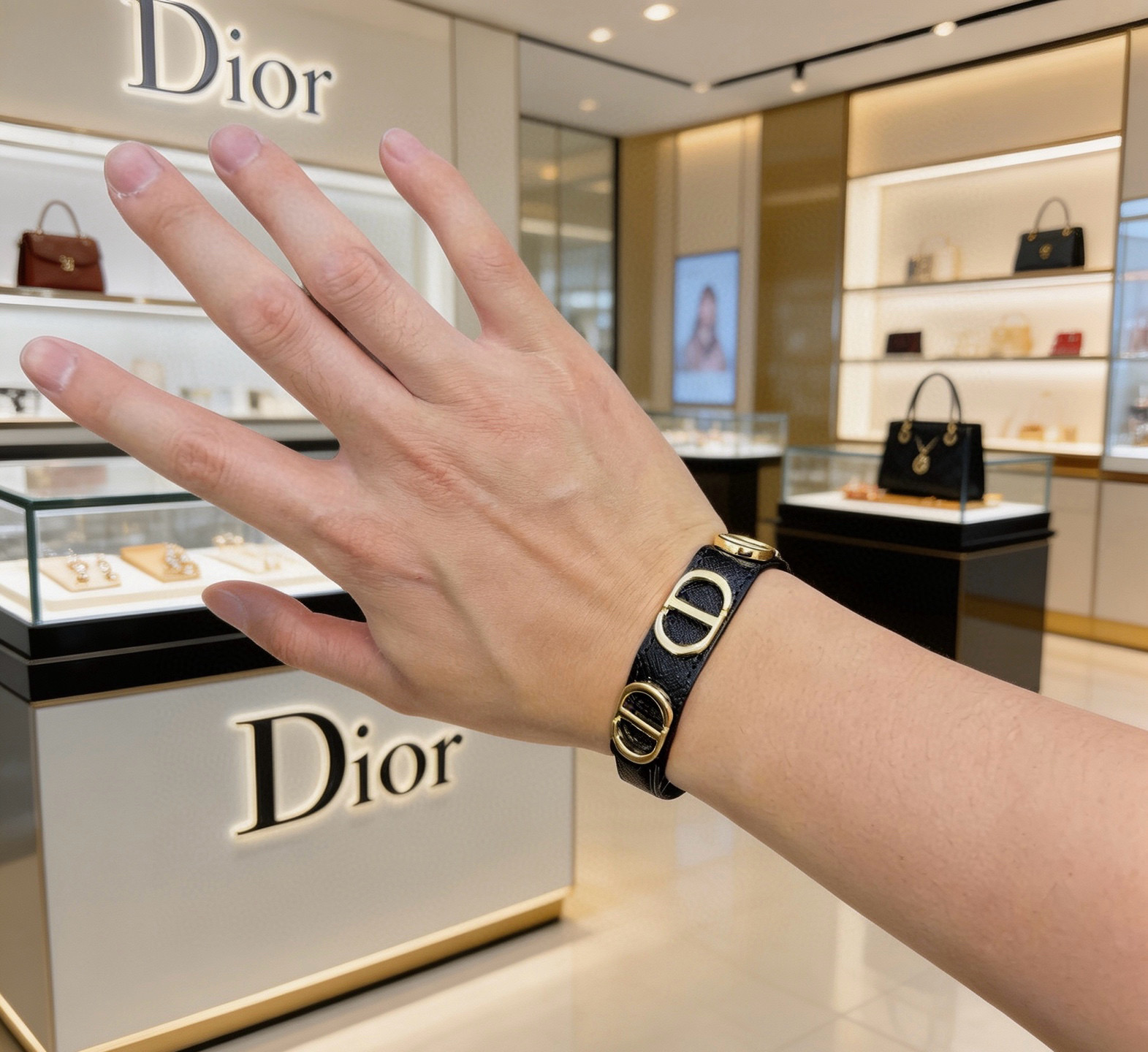 Dior 高品质迪奥牛皮手绳手链 新款开模 潮流 男女均可佩戴 同款 摇滚朋克泰银风格 元素 潮流百搭 牛皮最新款链条档次更高明星 款项链系列