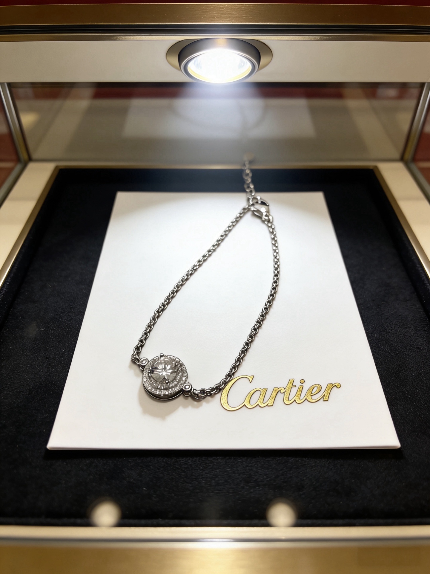 Cartier 卡地亚手链手镯V金材质系列 品相完美 细节无敌 那种独特的色泽完全无可挑剔 再缀以 指环外形设计