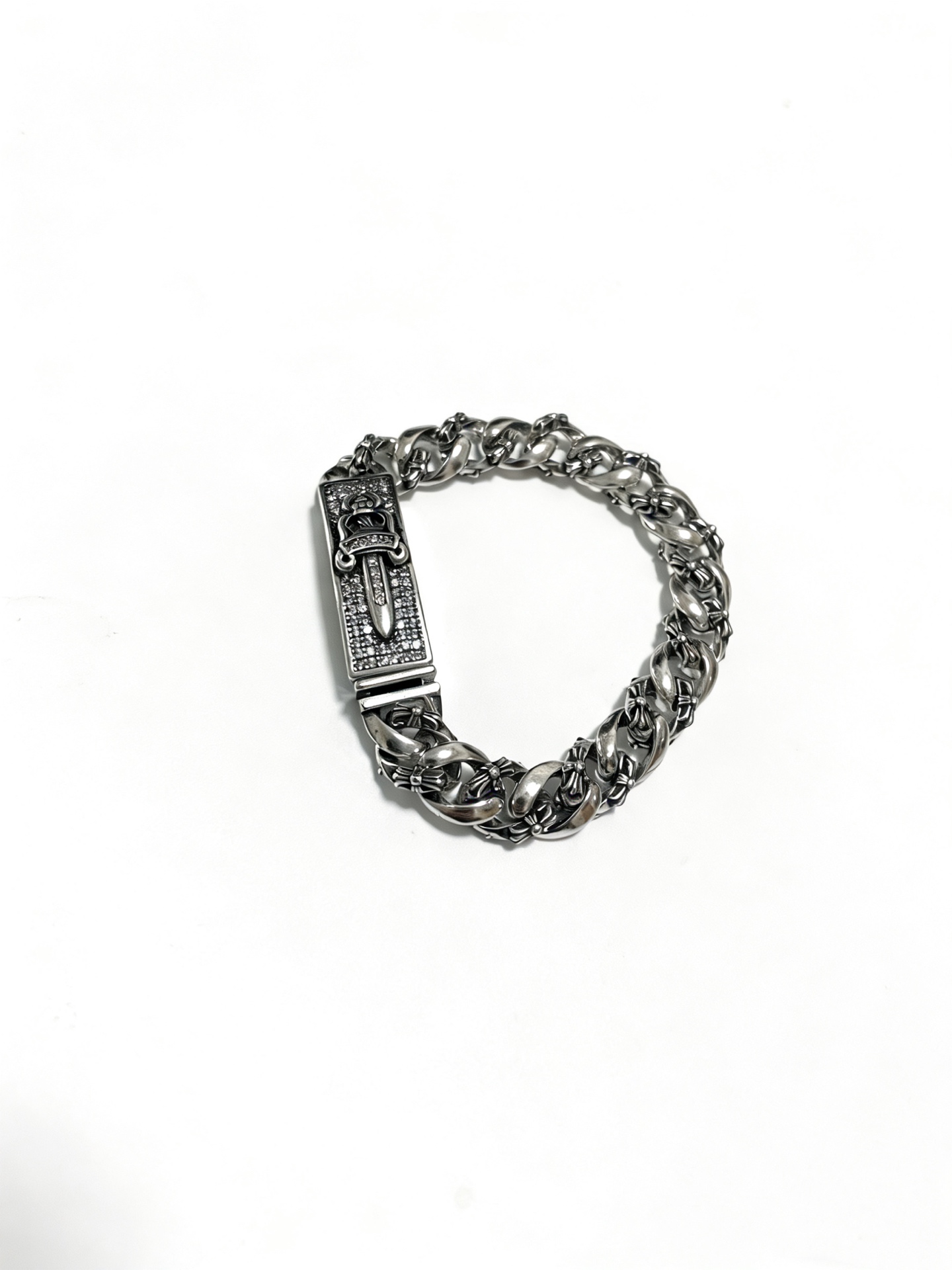 NO:879511,New [counter quality] Chrome Hearts Classic Retro Cross Flower Glossy Cuban Bracelet, the original concave and convex shapes have different pattern design styles, showing a distinctive cross. The Scout flower is the symbol of Chrome Hearts, so it is more durable. Genuine pattern-printed Chrome Hearts distinguishes the ordinary light version in the market. Match the version and standard quality. Look at the printing details. The degree of retro ash oxidation. Seiko version!  !  !  Purely handmade, authentic mold opening, trendy and fashionable must-have, can be worn by both men and women, same style for couples, official website original version, rock punk Thai silver style, retro elements, trendy and versatile, boutique jewelry, chrome hearts, chrome hearts, bracelets19860909新款【专柜品质】Chrome Hearts克罗心经典复古十字花光面古巴手链,原图凹凸造型不同的花纹设计风格 呈现出与众不同 十字架 童军花是克罗心的志 所以更经久不衰 正品打版Chrome Hearts克罗心 区别市场普通轻版 对版对标品质 看字印细节 复古做旧灰氧程度.精工版本！！！ 纯手工打造 正品开模 潮流时尚必备 男女均可佩戴 情侣同款 官网原版 摇滚朋克泰银风格 复古元素 潮流百搭,饰品精品,chrome hearts,chrome hearts,bracelet,Jewelry