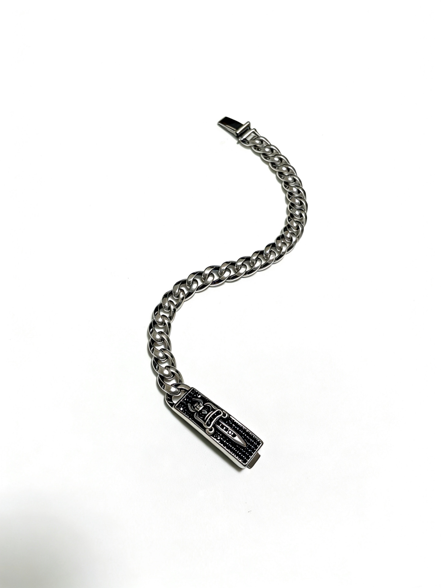 NO:879521,New [counter quality] Chrome Hearts Classic Retro Cross Flower Glossy Cuban Bracelet, the original concave and convex shapes have different pattern design styles, showing a distinctive cross. The Scout flower is the symbol of Chrome Hearts, so it is more durable. Genuine pattern-printed Chrome Hearts distinguishes the ordinary light version in the market. Match the version and standard quality. Look at the printing details. The degree of retro ash oxidation. Seiko version!  !  !  Purely handmade, authentic mold opening, trendy and fashionable must-have, can be worn by both men and women, same style for couples, official website original version, rock punk Thai silver style, retro elements, trendy and versatile, boutique jewelry, chrome hearts, chrome hearts, bracelets19860909新款【专柜品质】Chrome Hearts克罗心经典复古十字花光面古巴手链,原图凹凸造型不同的花纹设计风格 呈现出与众不同 十字架 童军花是克罗心的志 所以更经久不衰 正品打版Chrome Hearts克罗心 区别市场普通轻版 对版对标品质 看字印细节 复古做旧灰氧程度.精工版本！！！ 纯手工打造 正品开模 潮流时尚必备 男女均可佩戴 情侣同款 官网原版 摇滚朋克泰银风格 复古元素 潮流百搭,饰品精品,chrome hearts,chrome hearts,bracelet,Jewelry