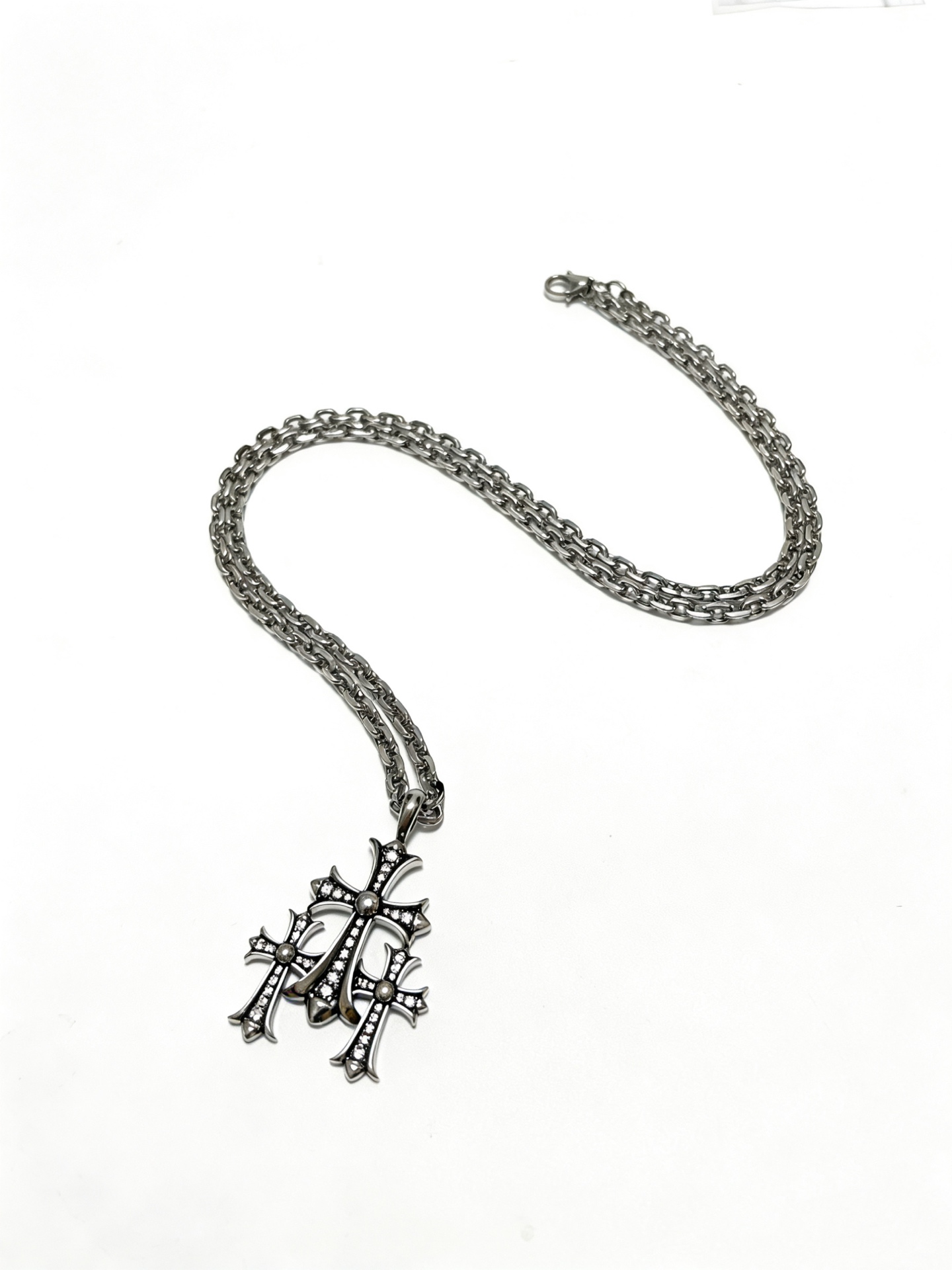 NO:879525,New [counter quality] Chrome Hearts multi-element retro cross necklace, three cross pendant, concave and convex shapes with different pattern design styles, showing a distinctive cross. The Scout flower is the symbol of Chrome Hearts, so it is more durable. Genuine pattern-printed Chrome Hearts distinguishes the ordinary light version in the market. Match the version and standard quality. Look at the printing details. The degree of retro gray oxidation. Seiko version!  !  !  Purely handmade, authentic molded fashion essentials, can be worn by both men and women, same style for couples, original official website, rock punk Thai silver style, retro elements, trendy and versatile, boutique jewelry, chrome hearts, chrome hearts, necklace19860909新款【专柜品质】Chrome Hearts克罗心多元素复古十字架项链 三十字架吊坠 凹凸造型不同的花纹设计风格 呈现出与众不同 十字架 童军花是克罗心的志 所以更经久不衰 正品打版Chrome Hearts克罗心 区别市场普通轻版 对版对标品质 看字印细节 复古做旧灰氧程度.精工版本！！！ 纯手工打造 正品开模潮流时尚必备 男女均可佩戴 情侣同款 官网原版 摇滚朋克泰银风格 复古元素 潮流百搭,饰品精品,chrome hearts,chrome hearts,necklace,Jewelry