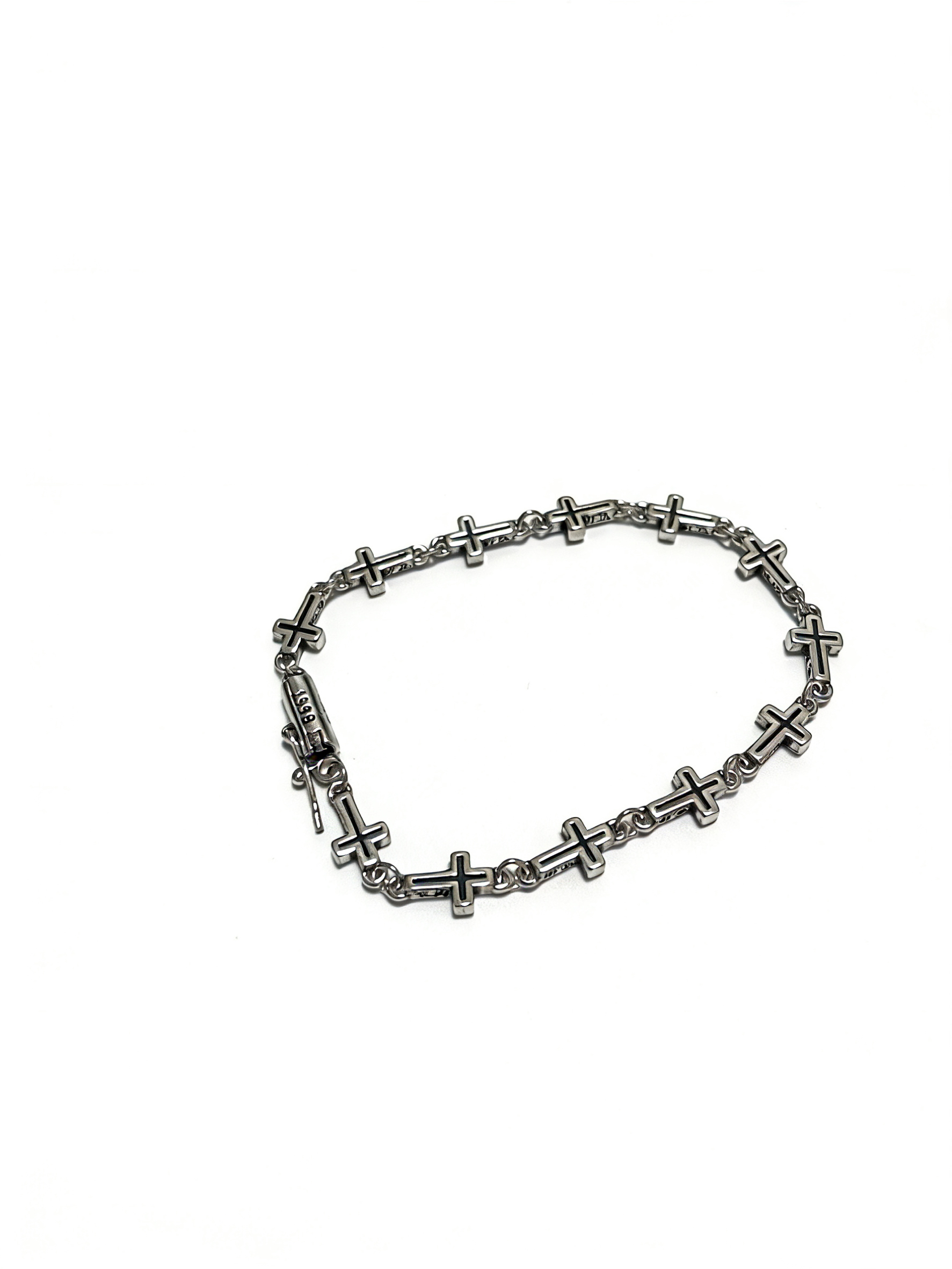 NO:879526,New [Counter Quality] Chrome Hearts Classic Retro Cross Flower Glossy Bracelet, the original concave and convex shapes have different pattern design styles, showing a distinctive cross. The Scout flower is Chrome Hearts' symbol, so it is more durable. Genuine pattern-printed Chrome Hearts distinguishes the ordinary light version in the market. Check the quality of the version. Look at the printing details, the degree of retro gray oxidation. Seiko version!  !  !  Purely handmade, authentic mold opening, trendy and fashionable must-have, can be worn by both men and women, same style for couples, official website original version, rock punk Thai silver style, retro elements, trendy and versatile, boutique jewelry, chrome hearts, chrome hearts, bracelets19860909新款【专柜品质】Chrome Hearts克罗心经典复古十字花光面手链,原图凹凸造型不同的花纹设计风格 呈现出与众不同 十字架 童军花是克罗心的志 所以更经久不衰 正品打版Chrome Hearts克罗心 区别市场普通轻版 对版对标品质 看字印细节 复古做旧灰氧程度.精工版本！！！ 纯手工打造 正品开模 潮流时尚必备 男女均可佩戴 情侣同款 官网原版 摇滚朋克泰银风格 复古元素 潮流百搭,饰品精品,chrome hearts,chrome hearts,bracelet,Jewelry
