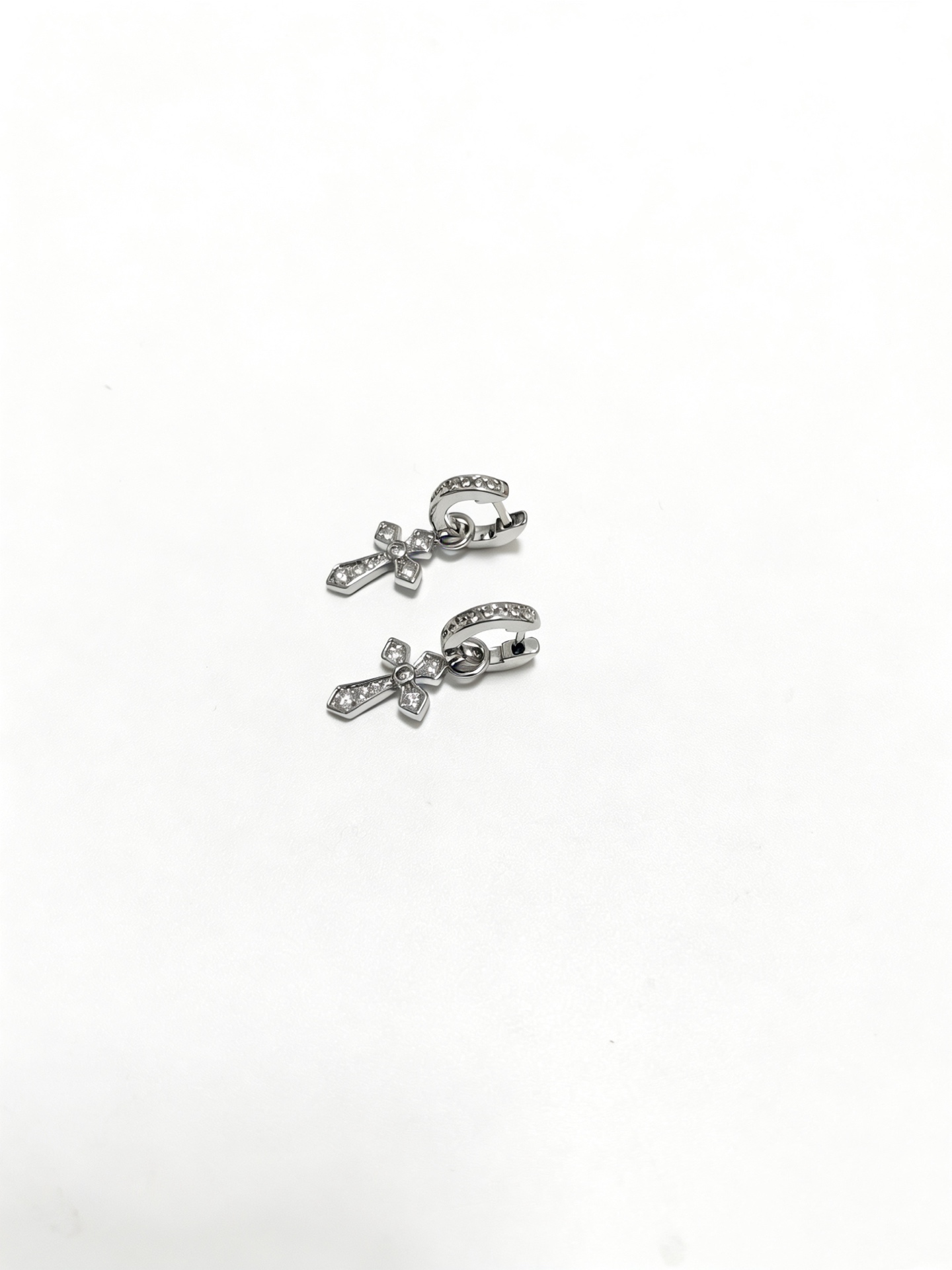 NO:879532,Chrome Hearts Chrome Hearts new classic three-dimensional multi-cross silver earrings are made in a high version, the same style for men and women, full of personality, fine jewelry, chrome hearts, chrome hearts, earrings19860909Chrome Hearts 克罗心新款 经典立体多十字架银耳环高版本打造 男女同款 个性十足,饰品精品,chrome hearts,chrome hearts,earrings,Jewelry