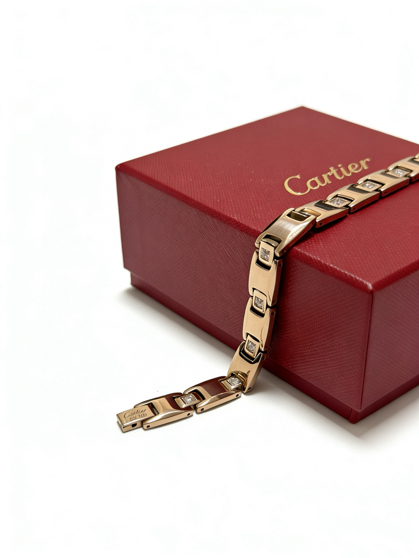 Cartier 卡地亚手链V金材质系列 品相完美 细节无敌 那种独特的色泽完全无可挑剔 再缀以 指环外形设计
