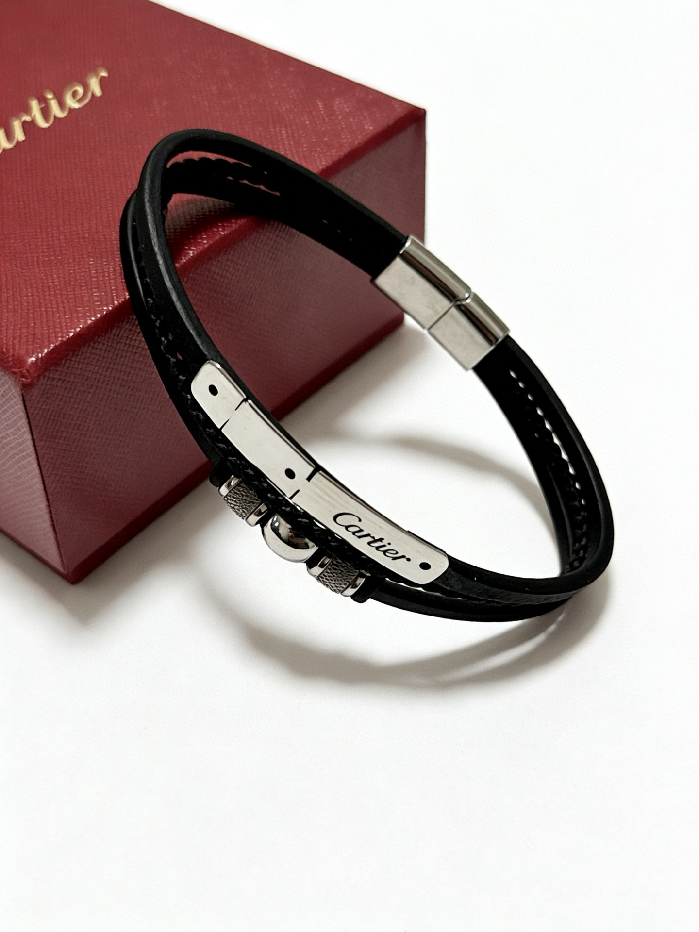 Cartier 高品质卡地亚牛皮手绳手链 新款开模 潮流 男女均可佩戴 同款 摇滚朋克泰银风格 元素 潮流百搭 牛皮最新款链条档次更高明星 款项链系列