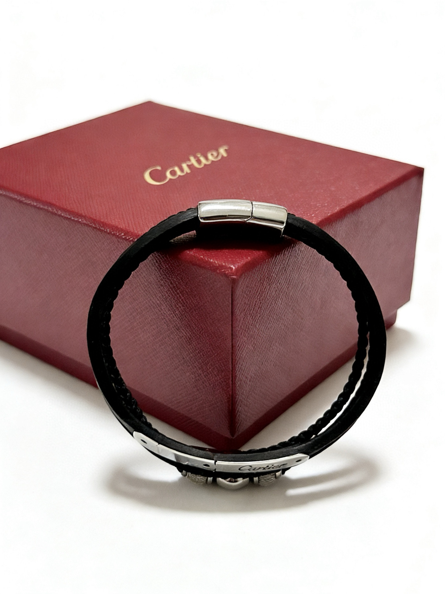 Cartier 高品质卡地亚牛皮手绳手链 新款开模 潮流 男女均可佩戴 同款 摇滚朋克泰银风格 元素 潮流百搭 牛皮最新款链条档次更高明星 款项链系列