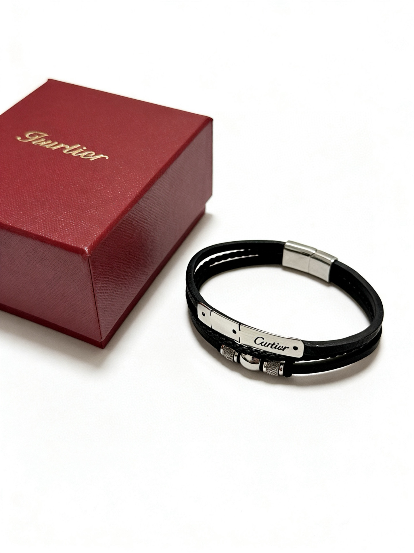 Cartier 高品质卡地亚牛皮手绳手链 新款开模 潮流 男女均可佩戴 同款 摇滚朋克泰银风格 元素 潮流百搭 牛皮最新款链条档次更高明星 款项链系列