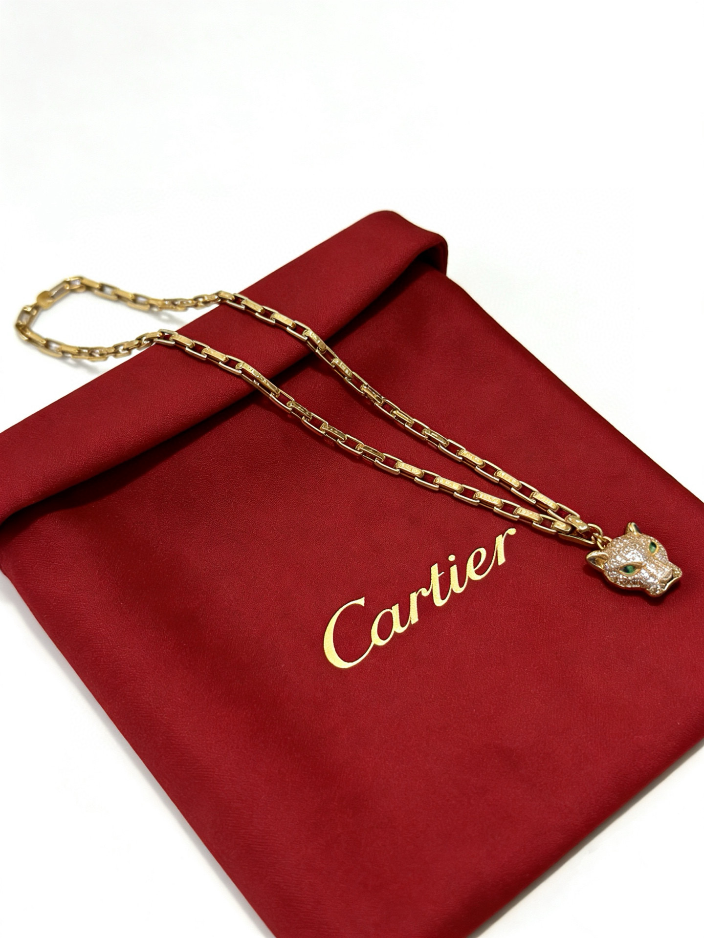 Cartier 新款卡地亚项链V金材质系列 品相完美 细节无敌 那种独特的色泽完全无可挑剔 再缀以 指环外形设计