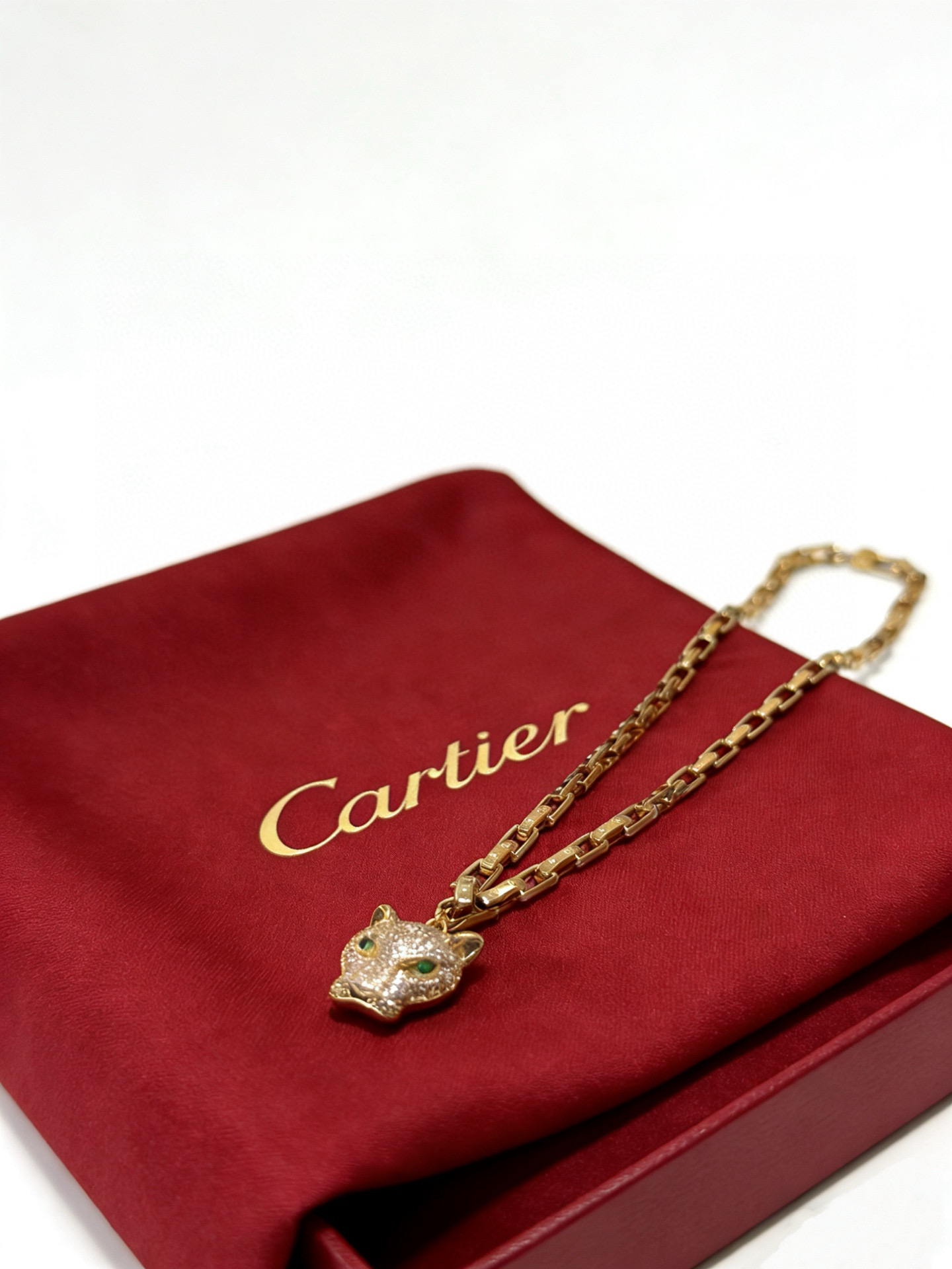 Cartier 新款卡地亚项链V金材质系列 品相完美 细节无敌 那种独特的色泽完全无可挑剔 再缀以 指环外形设计