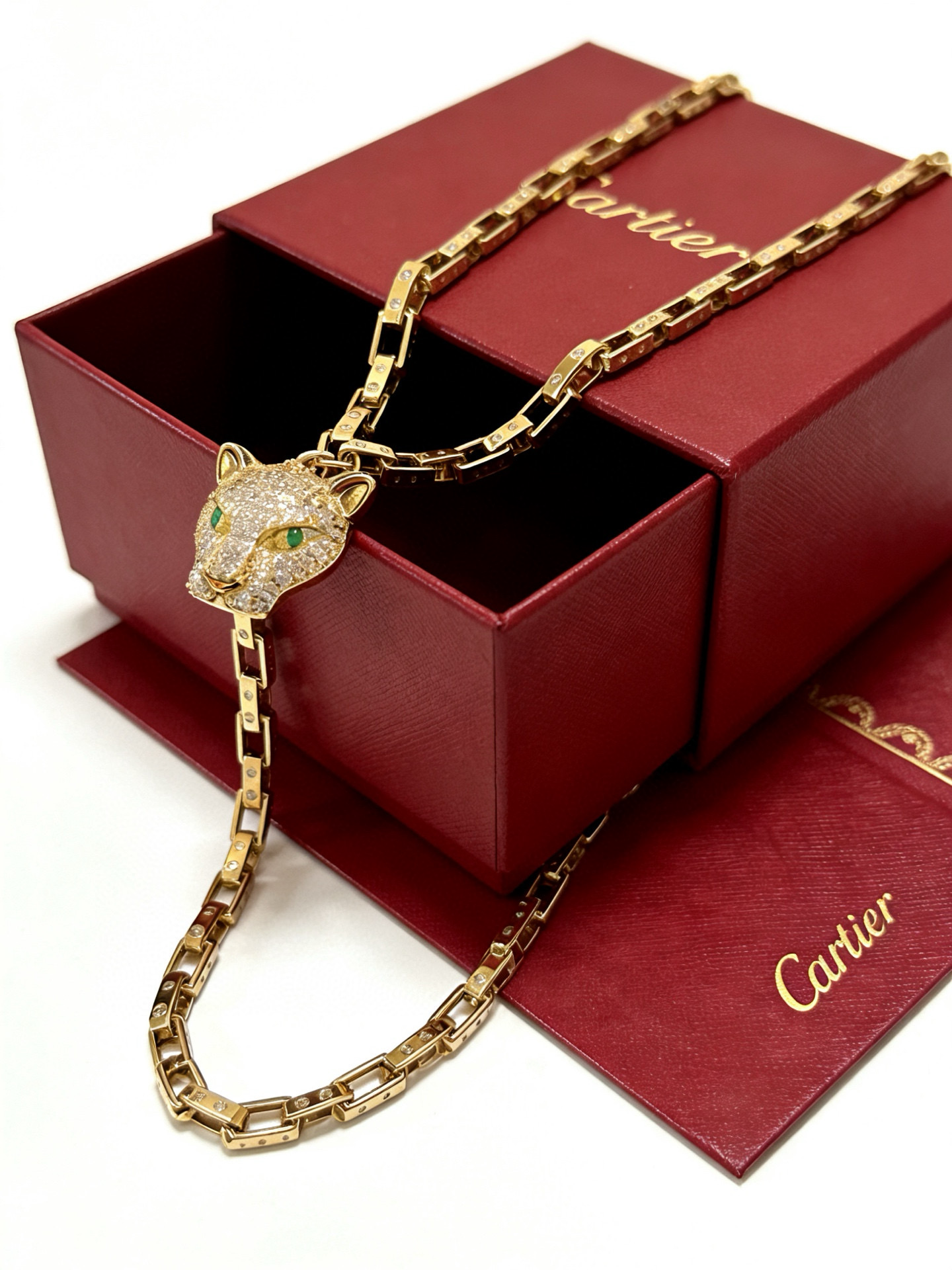 Cartier 新款卡地亚项链V金材质系列 品相完美 细节无敌 那种独特的色泽完全无可挑剔 再缀以 指环外形设计