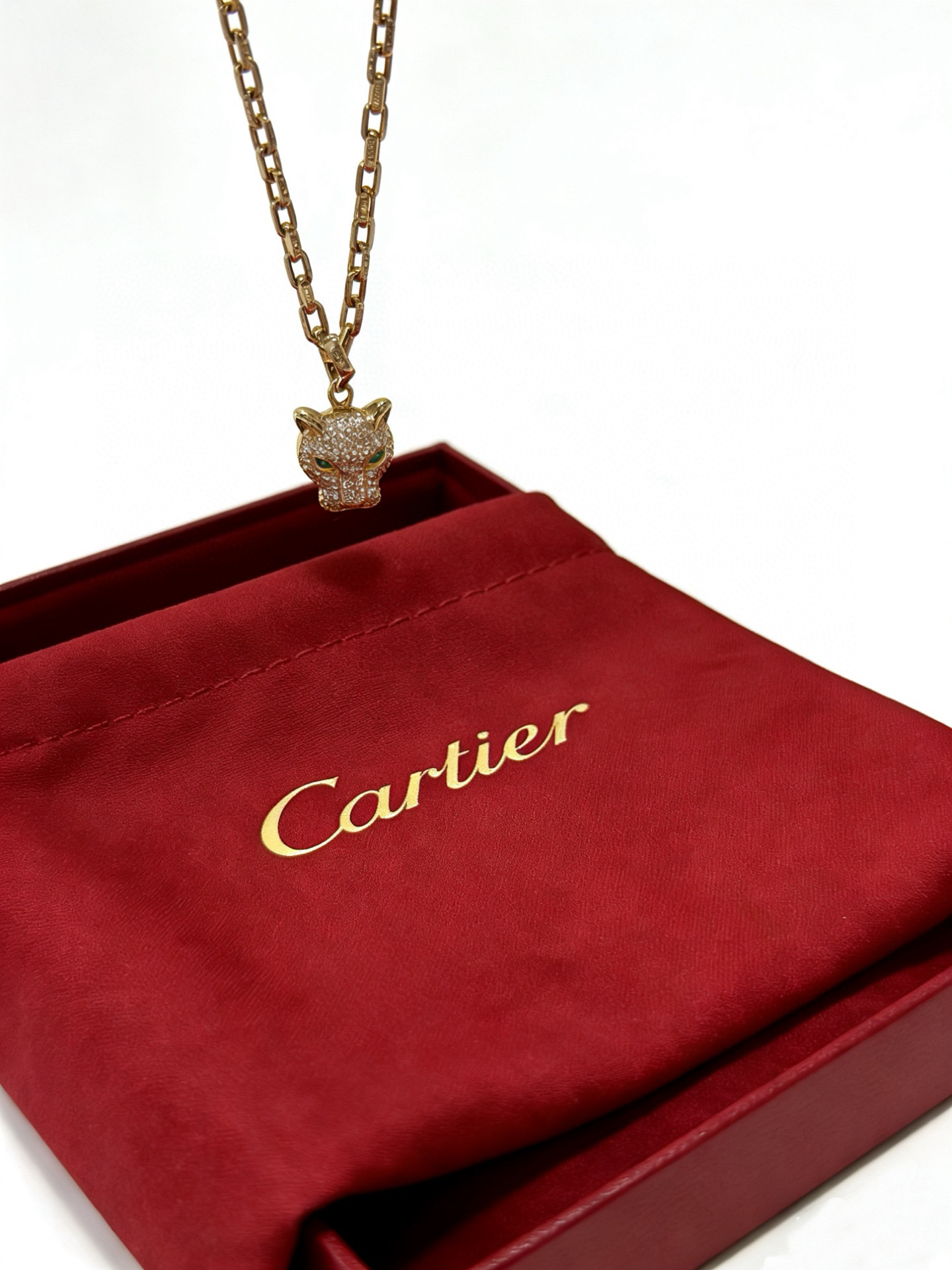 Cartier 新款卡地亚项链V金材质系列 品相完美 细节无敌 那种独特的色泽完全无可挑剔 再缀以 指环外形设计
