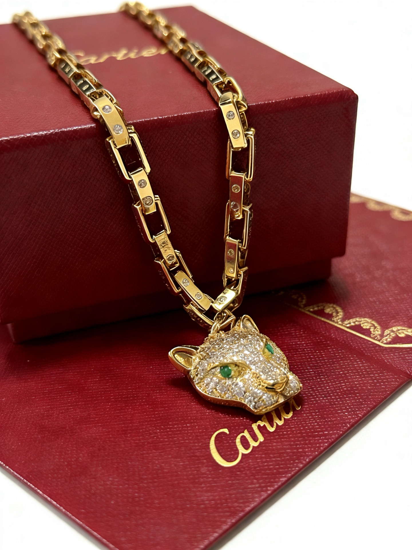 Cartier 新款卡地亚项链V金材质系列 品相完美 细节无敌 那种独特的色泽完全无可挑剔 再缀以 指环外形设计