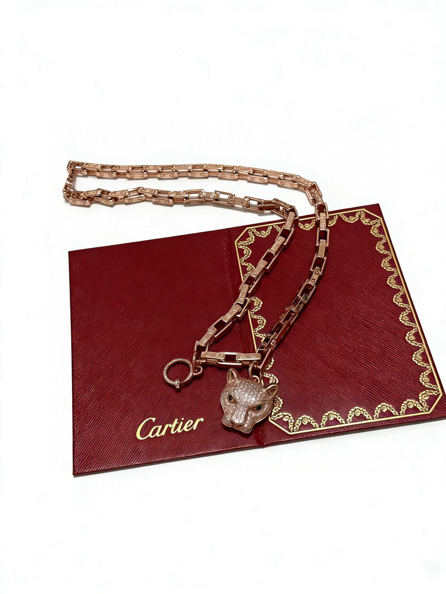 Cartier 新款卡地亚项链V金材质系列 品相完美 细节无敌 那种独特的色泽完全无可挑剔 再缀以 指环外形设计