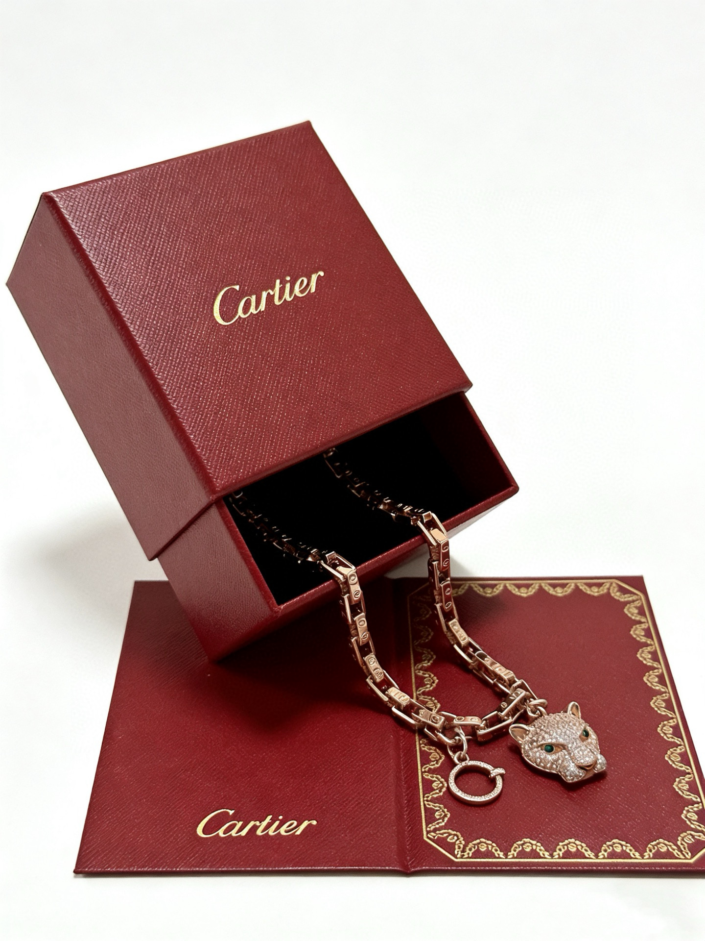 Cartier 新款卡地亚项链V金材质系列 品相完美 细节无敌 那种独特的色泽完全无可挑剔 再缀以 指环外形设计