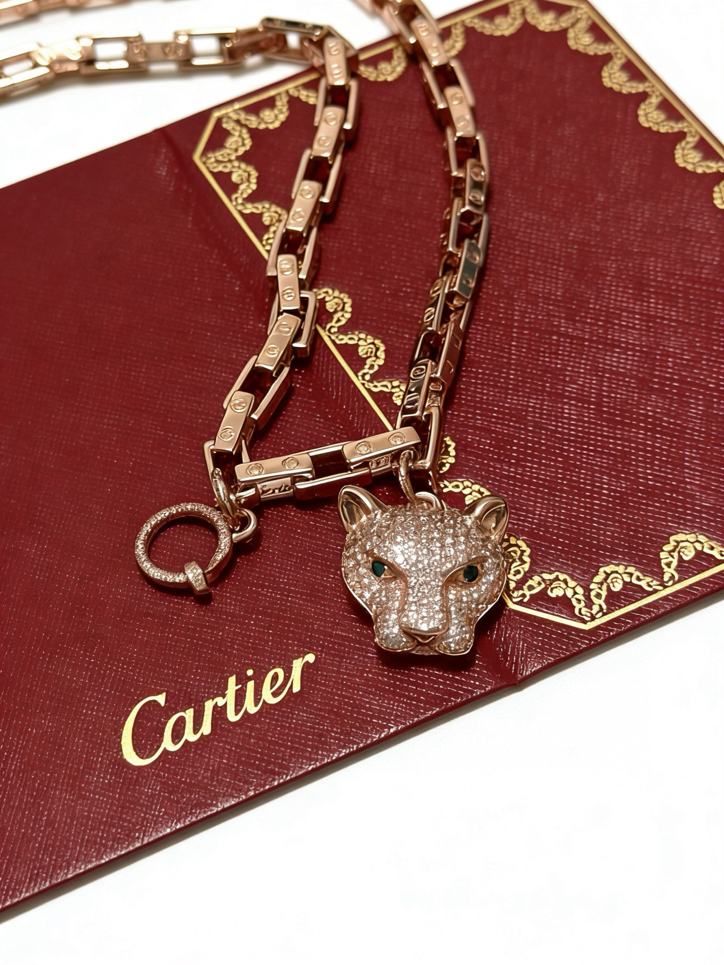 Cartier 新款卡地亚项链V金材质系列 品相完美 细节无敌 那种独特的色泽完全无可挑剔 再缀以 指环外形设计