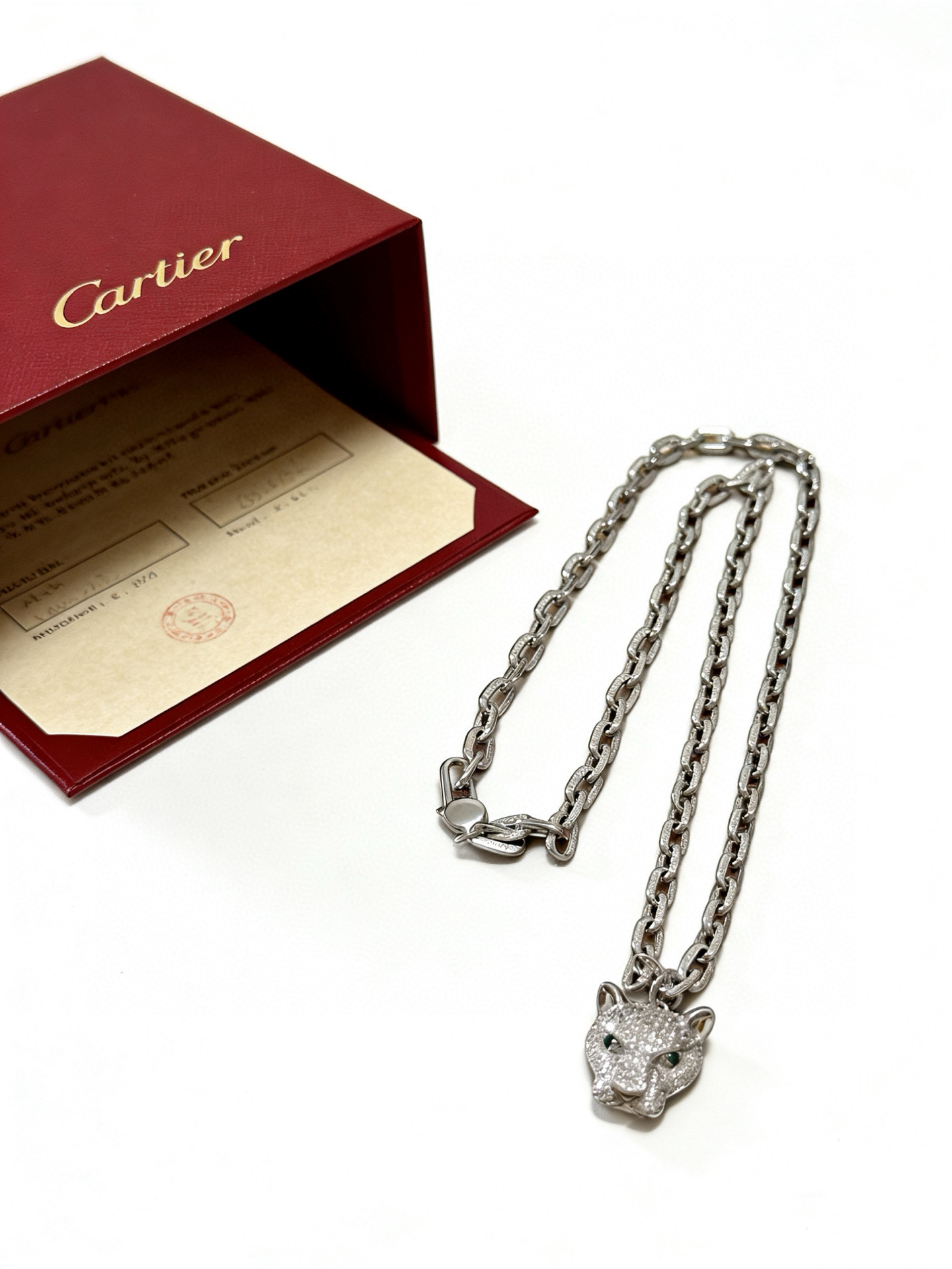 Cartier 新款卡地亚项链V金材质系列 品相完美 细节无敌 那种独特的色泽完全无可挑剔 再缀以 指环外形设计