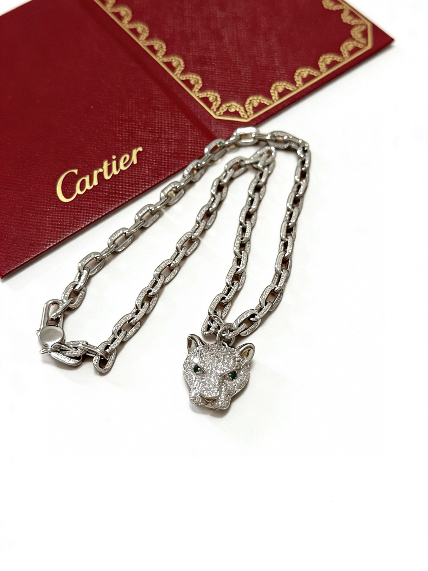 Cartier 新款卡地亚项链V金材质系列 品相完美 细节无敌 那种独特的色泽完全无可挑剔 再缀以 指环外形设计