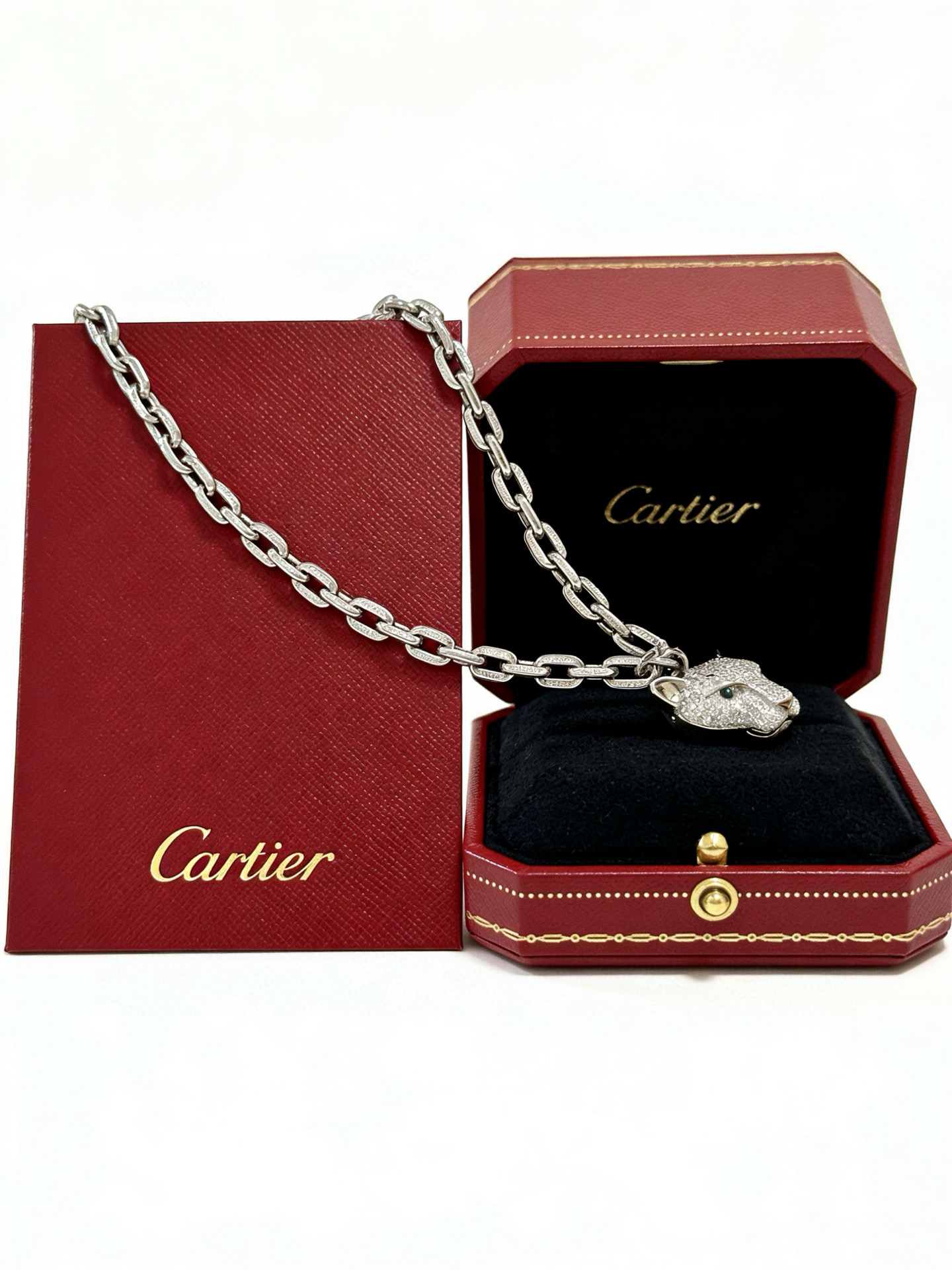 Cartier 新款卡地亚项链V金材质系列 品相完美 细节无敌 那种独特的色泽完全无可挑剔 再缀以 指环外形设计