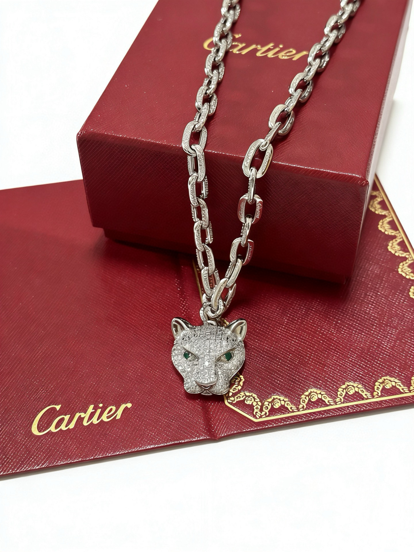 Cartier 新款卡地亚项链V金材质系列 品相完美 细节无敌 那种独特的色泽完全无可挑剔 再缀以 指环外形设计