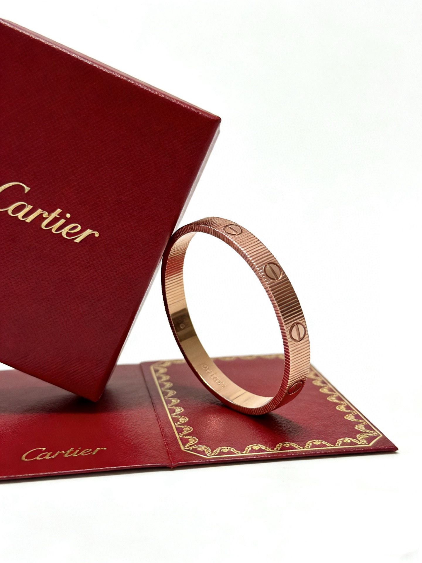 Cartier 卡地亚手链手镯V金材质系列 品相完美 细节无敌 那种独特的色泽完全无可挑剔 再缀以 指环外形设计