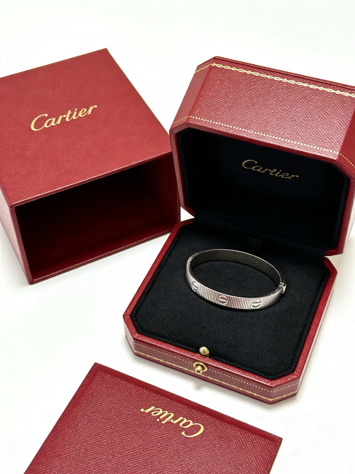 Cartier 卡地亚手链手镯V金材质系列 品相完美 细节无敌 那种独特的色泽完全无可挑剔 再缀以 指环外形设计