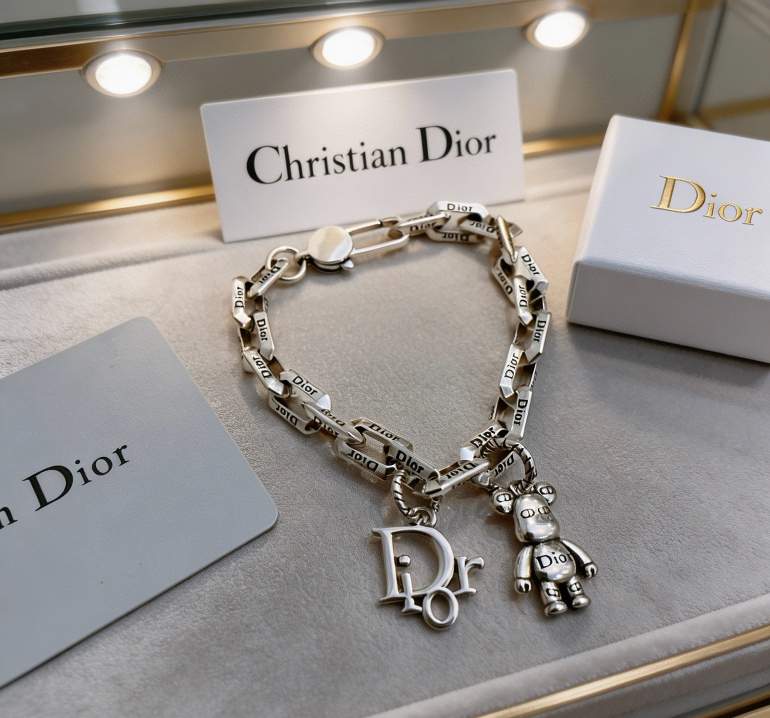 Dior DIOR新款 高品质迪奥手链 新款开模 潮流 男女均可佩戴 同款 摇滚朋克泰银风格 元素 潮流百搭 项链最新款链条档次更高明星 款手链古巴链系列 银手链