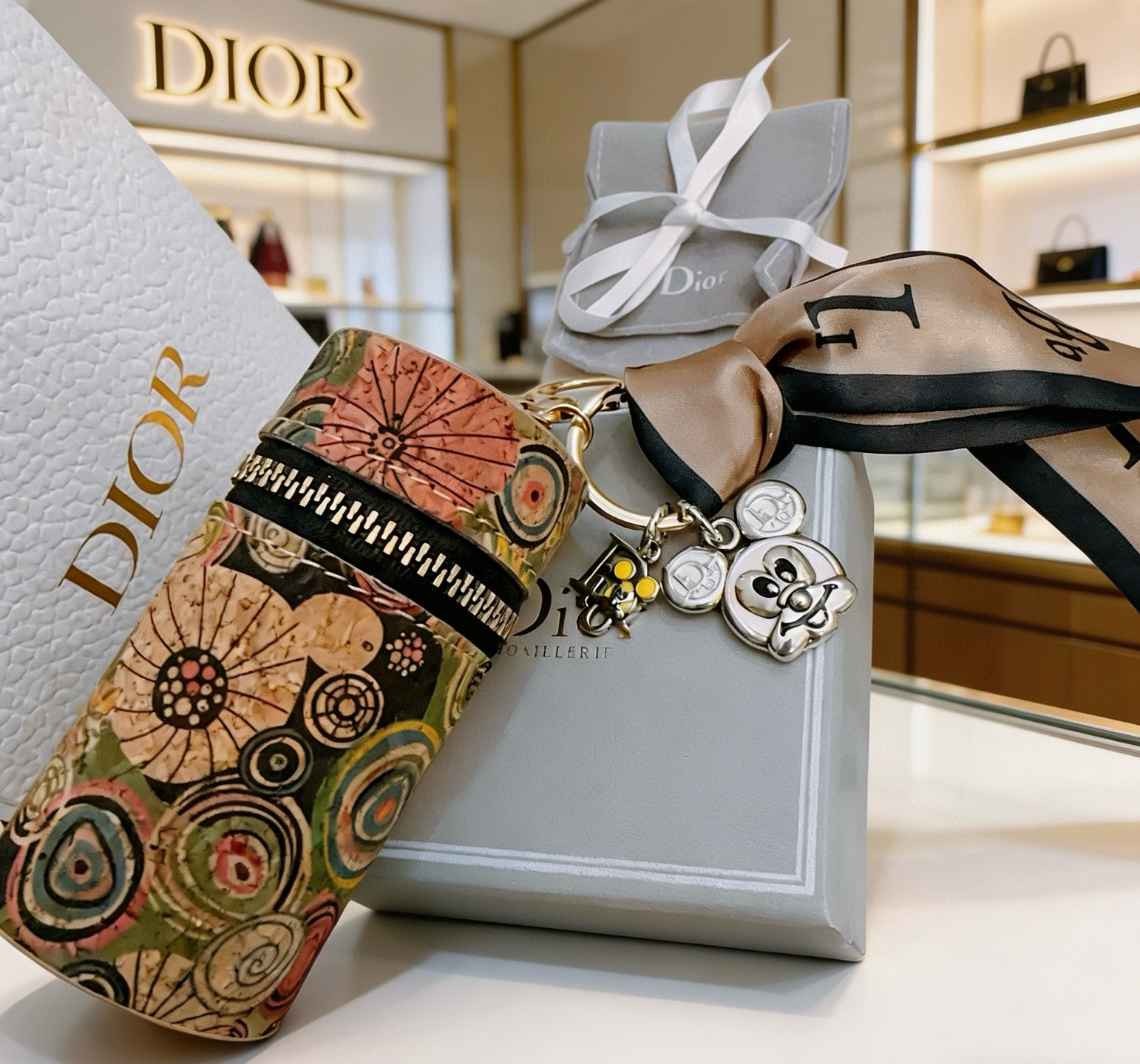 Dior 新品发布 迪奥 钥匙扣 包包扣 最新款包包挂饰档次更高 Anger Forest系列 款联名设计理念钥匙扣系列