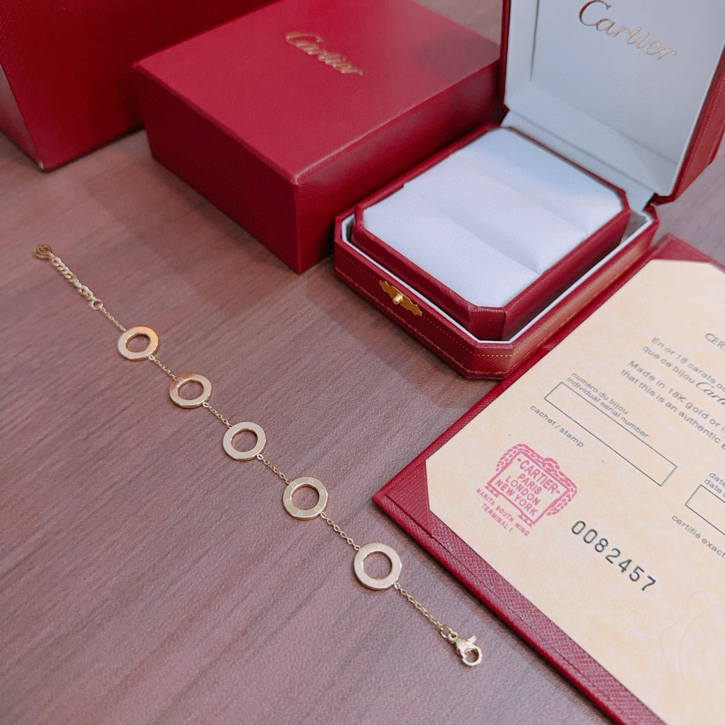 Cartier 卡地亚手链手镯钢材质材质系列 品相完美 细节无敌 那种独特的色泽完全无可挑剔 再缀以 指环外形设计