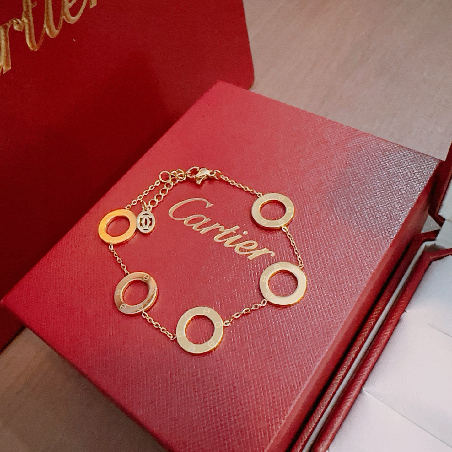 Cartier 卡地亚手链手镯钢材质材质系列 品相完美 细节无敌 那种独特的色泽完全无可挑剔 再缀以 指环外形设计