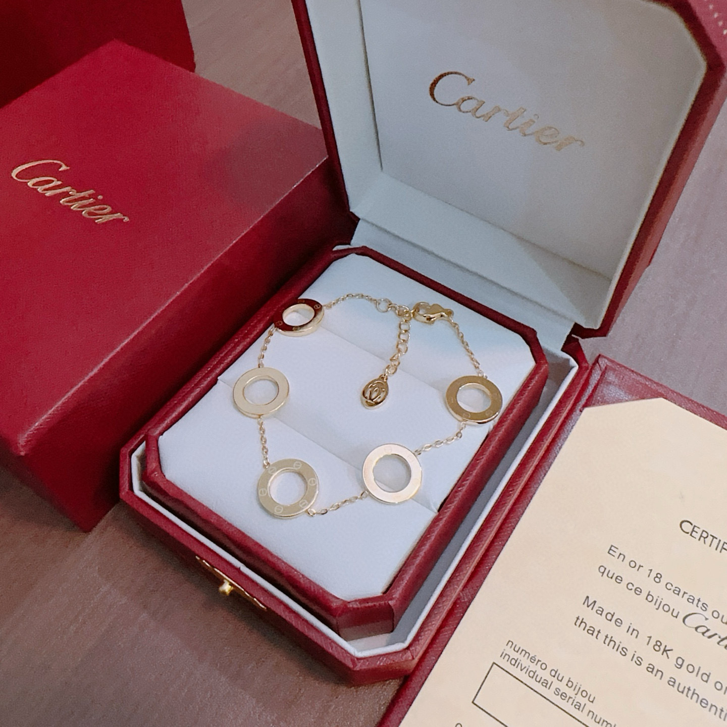 Cartier 卡地亚手链手镯钢材质材质系列 品相完美 细节无敌 那种独特的色泽完全无可挑剔 再缀以 指环外形设计
