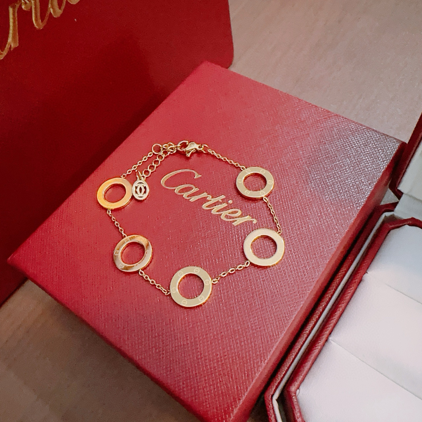 Cartier 卡地亚手链手镯钢材质材质系列 品相完美 细节无敌 那种独特的色泽完全无可挑剔 再缀以 指环外形设计