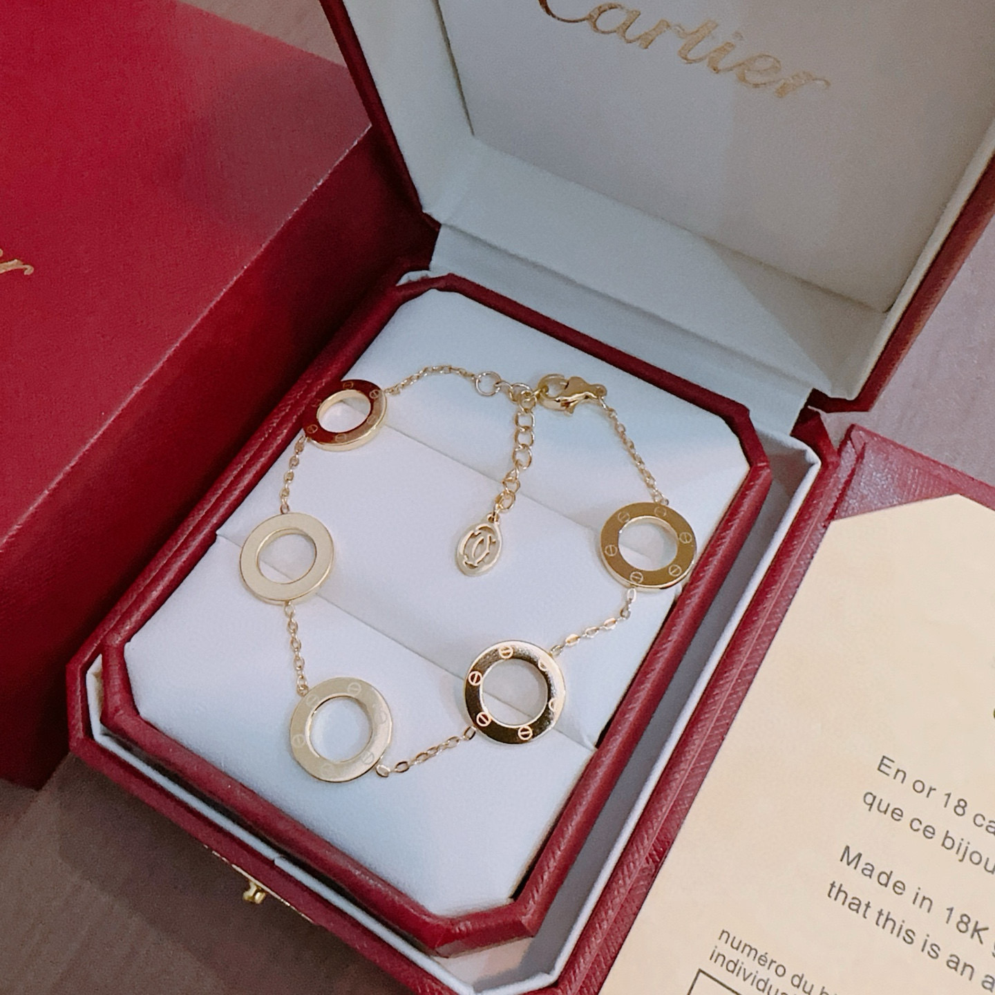 Cartier 卡地亚手链手镯钢材质材质系列 品相完美 细节无敌 那种独特的色泽完全无可挑剔 再缀以 指环外形设计