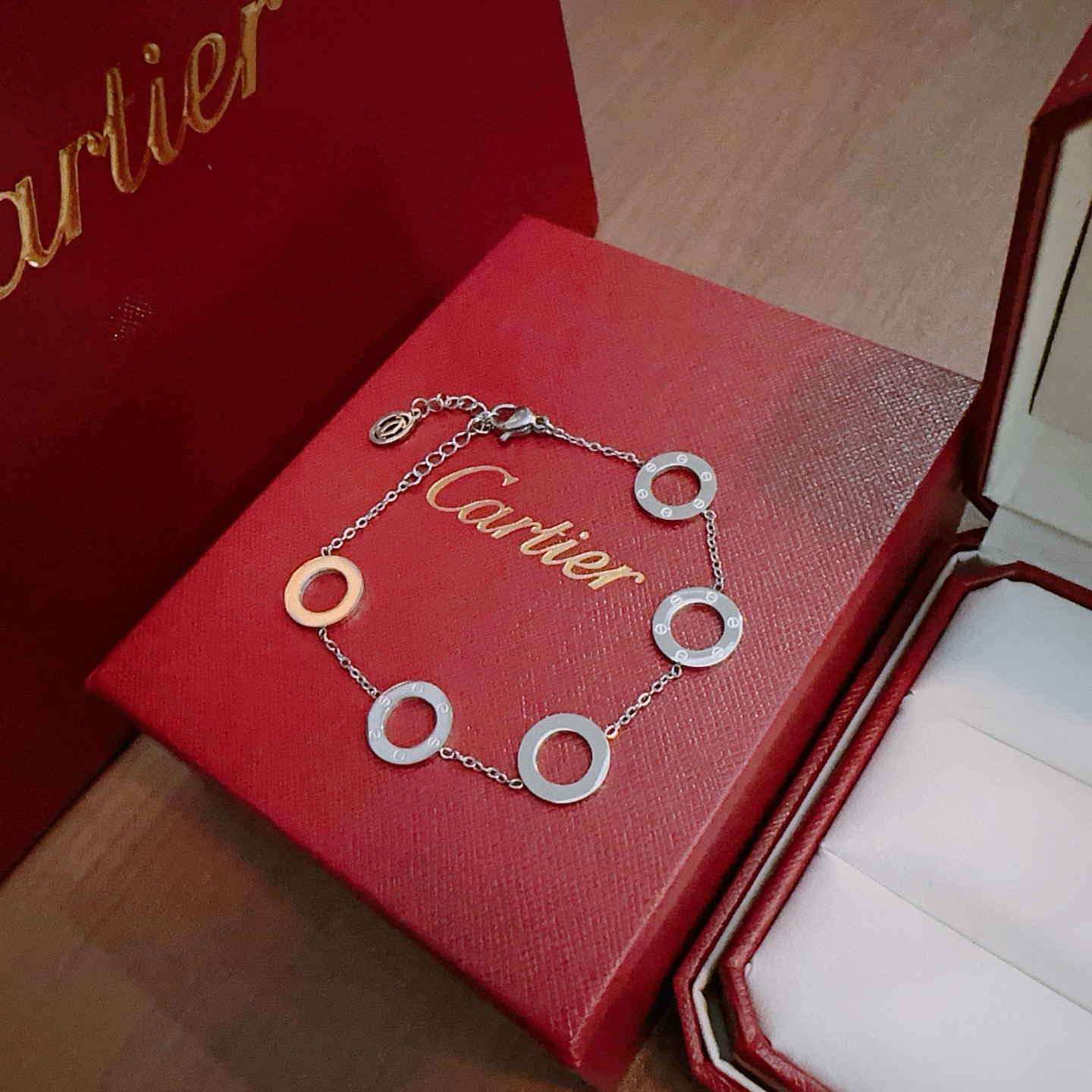 Cartier 卡地亚手链手镯钢材质材质系列 品相完美 细节无敌 那种独特的色泽完全无可挑剔 再缀以 指环外形设计