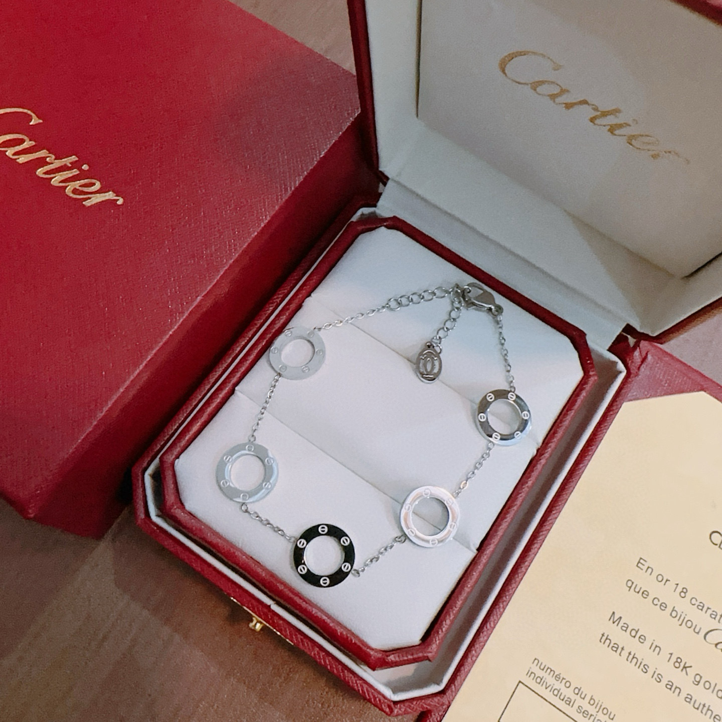 Cartier 卡地亚手链手镯钢材质材质系列 品相完美 细节无敌 那种独特的色泽完全无可挑剔 再缀以 指环外形设计