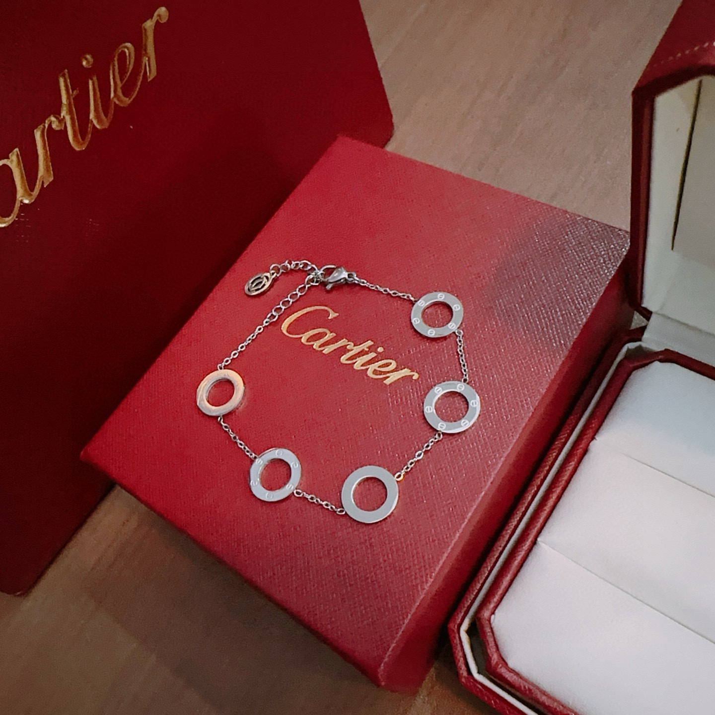 Cartier 卡地亚手链手镯钢材质材质系列 品相完美 细节无敌 那种独特的色泽完全无可挑剔 再缀以 指环外形设计