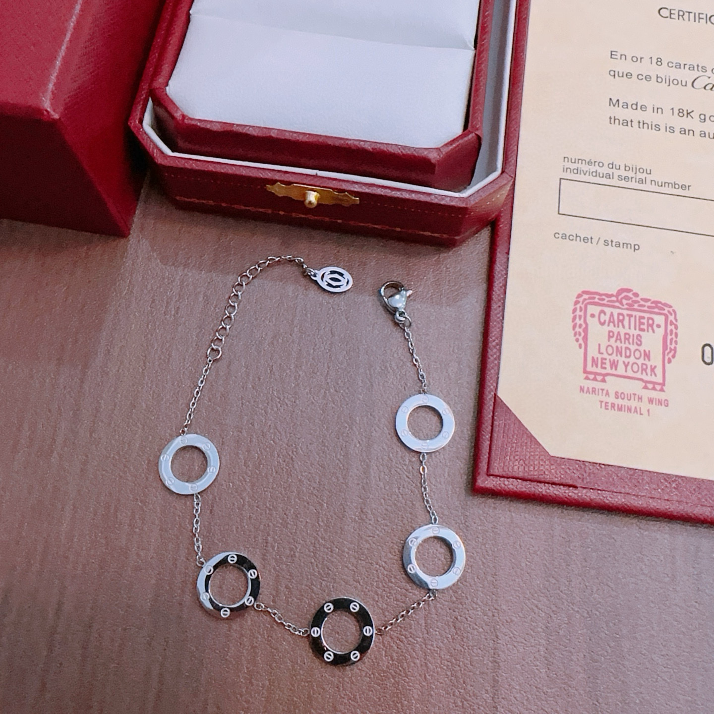 Cartier 卡地亚手链手镯钢材质材质系列 品相完美 细节无敌 那种独特的色泽完全无可挑剔 再缀以 指环外形设计