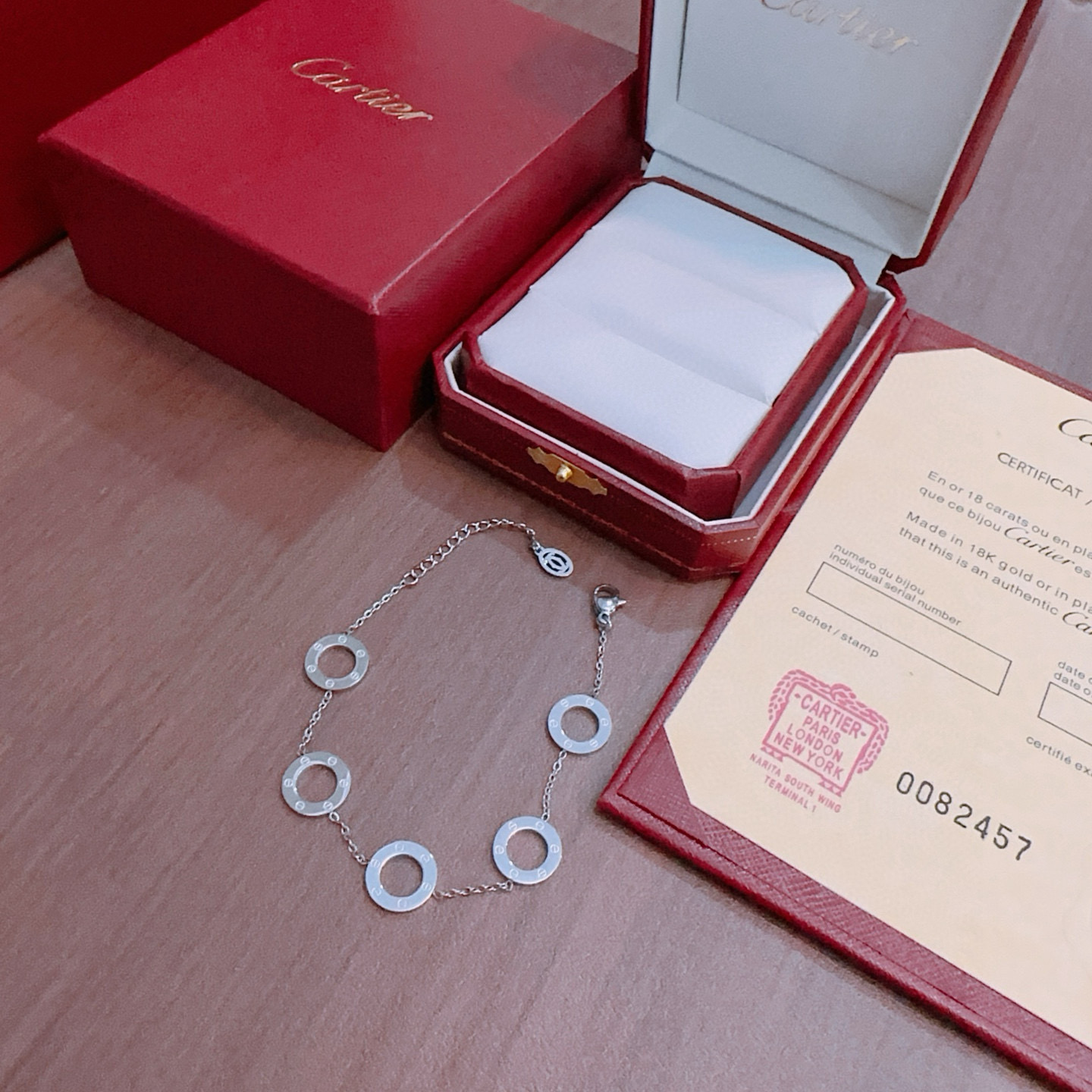 Cartier 卡地亚手链手镯钢材质材质系列 品相完美 细节无敌 那种独特的色泽完全无可挑剔 再缀以 指环外形设计