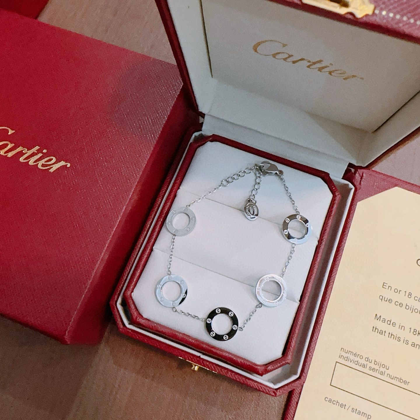 Cartier 卡地亚手链手镯钢材质材质系列 品相完美 细节无敌 那种独特的色泽完全无可挑剔 再缀以 指环外形设计