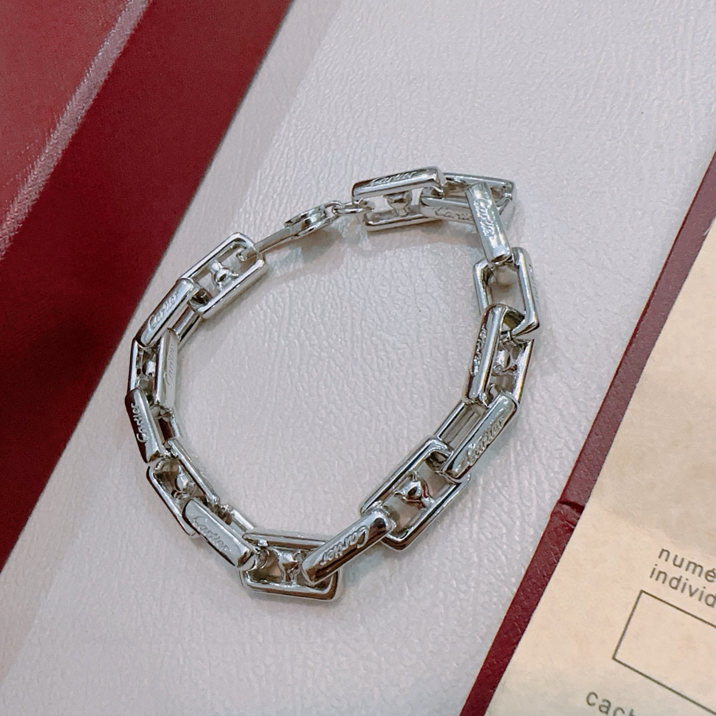 Cartier 新款卡地亚手链V金材质系列 品相完美 细节无敌 那种独特的色泽完全无可挑剔 再缀以 指环外形设计