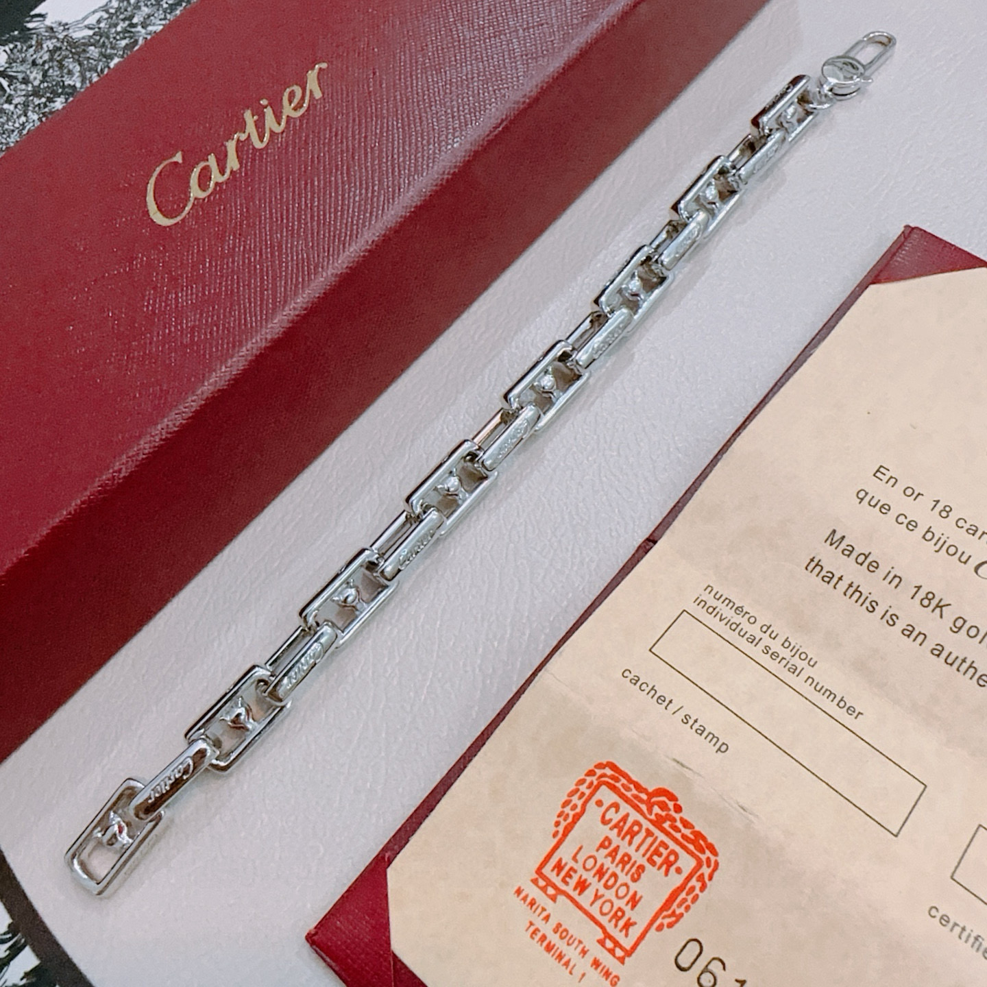 Cartier 新款卡地亚手链V金材质系列 品相完美 细节无敌 那种独特的色泽完全无可挑剔 再缀以 指环外形设计