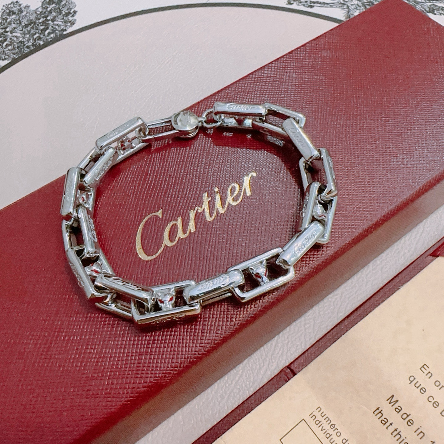 Cartier 新款卡地亚手链V金材质系列 品相完美 细节无敌 那种独特的色泽完全无可挑剔 再缀以 指环外形设计
